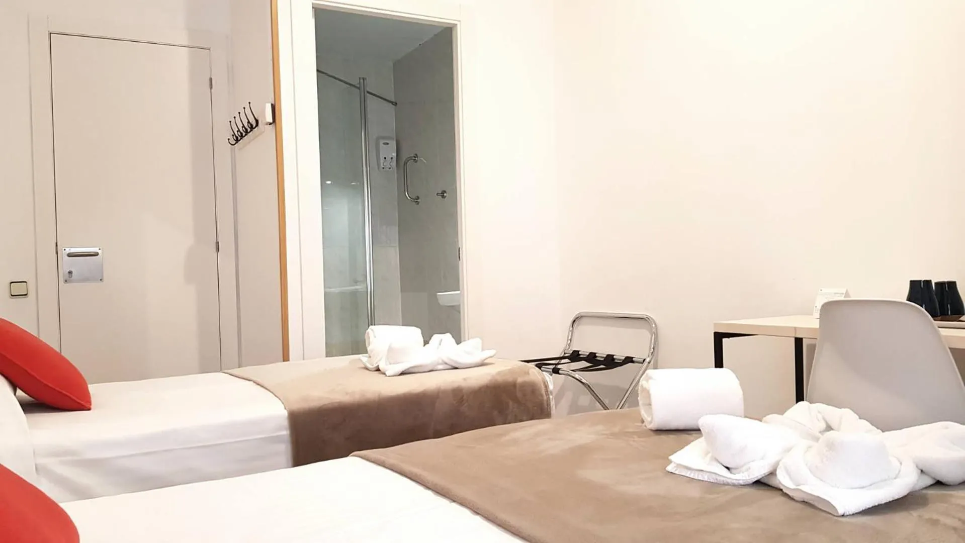 Photo of the whole room, Bed in Hostal la Palmera