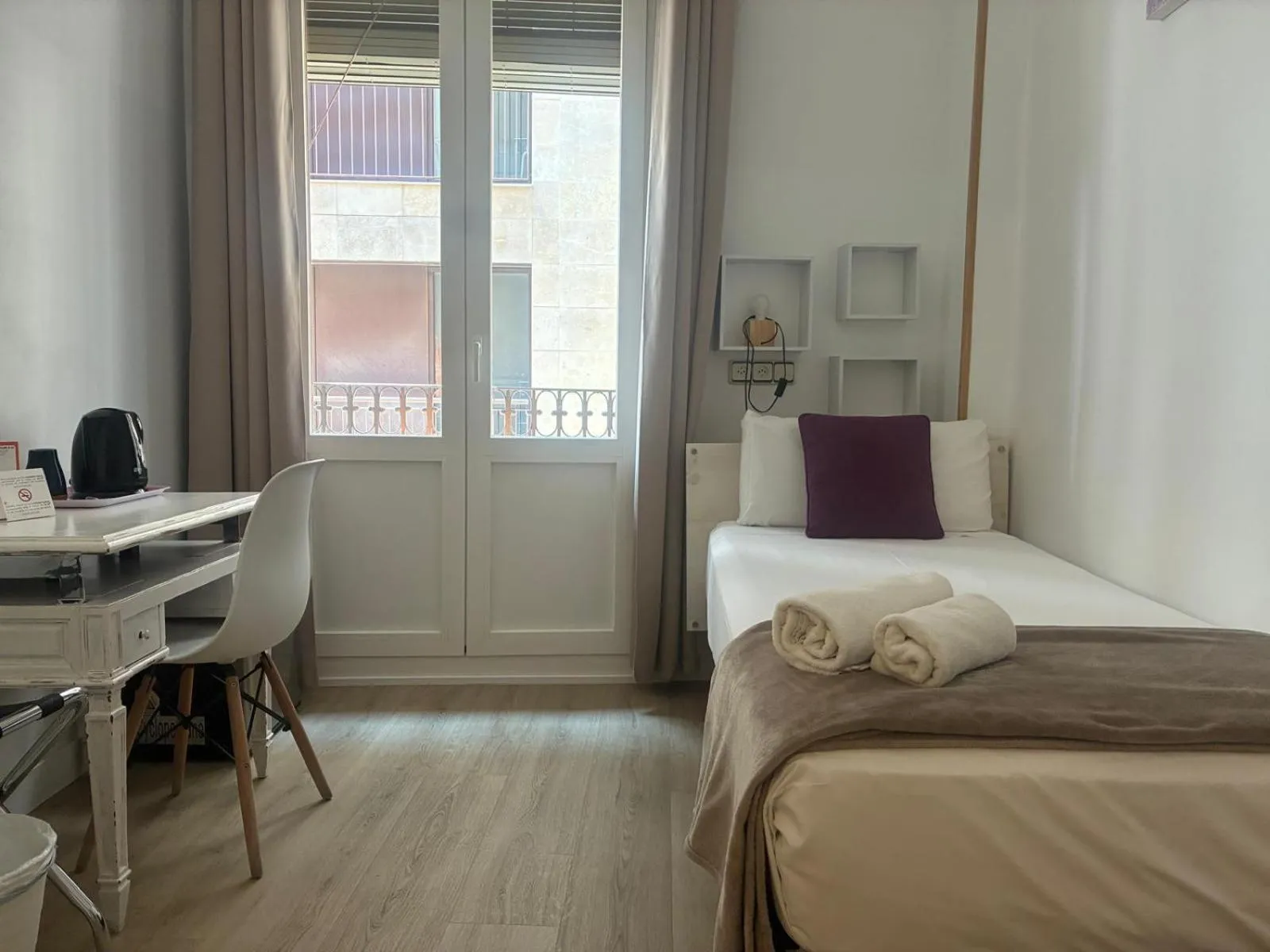 Text overlay, Bed in Hostal la Palmera