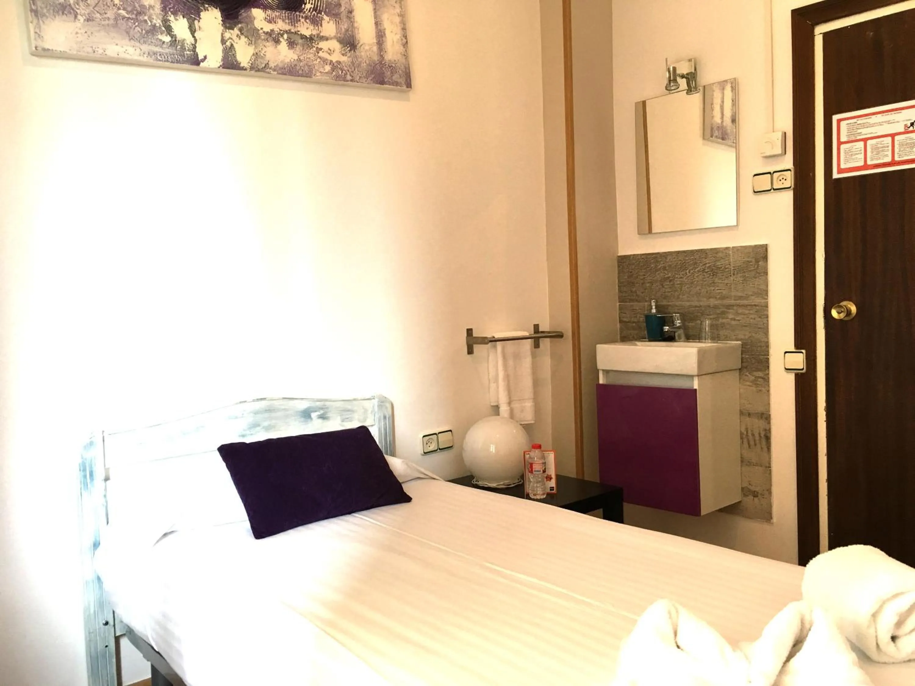 Photo of the whole room, Bed in Hostal la Palmera