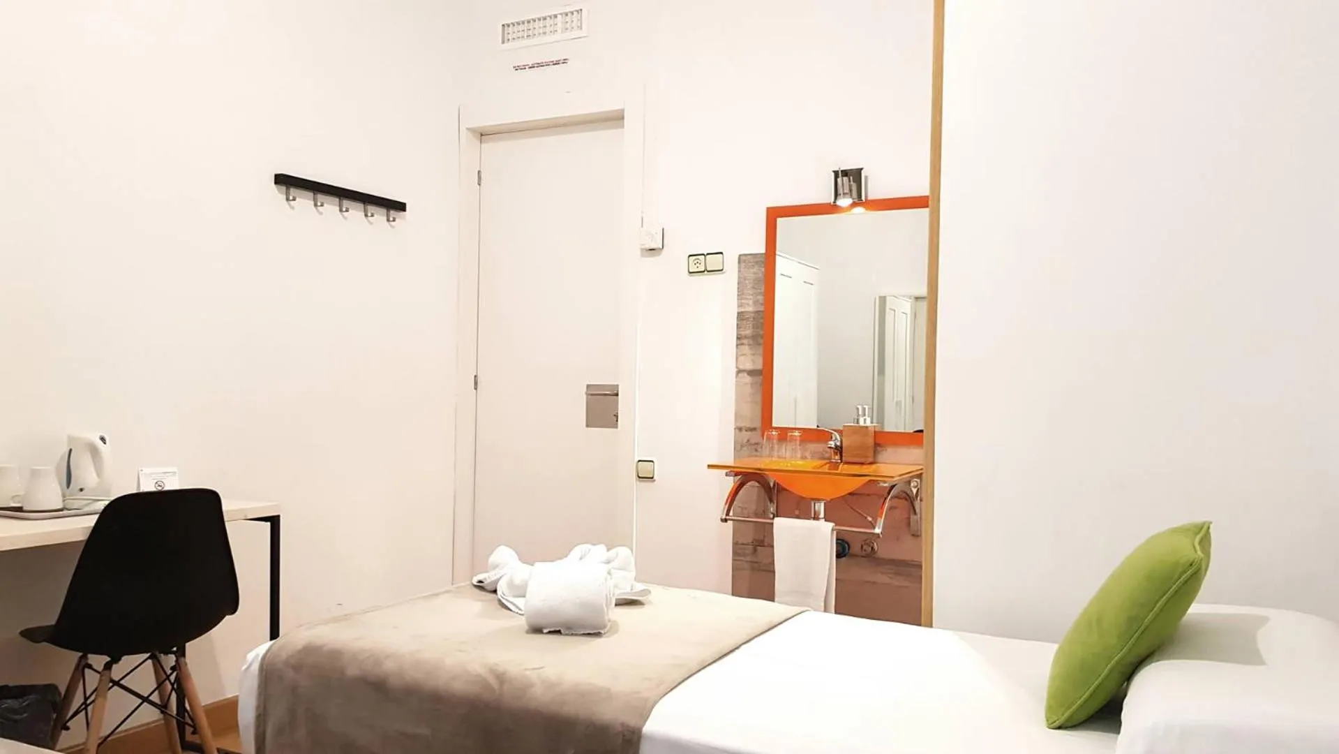 Photo of the whole room in Hostal la Palmera