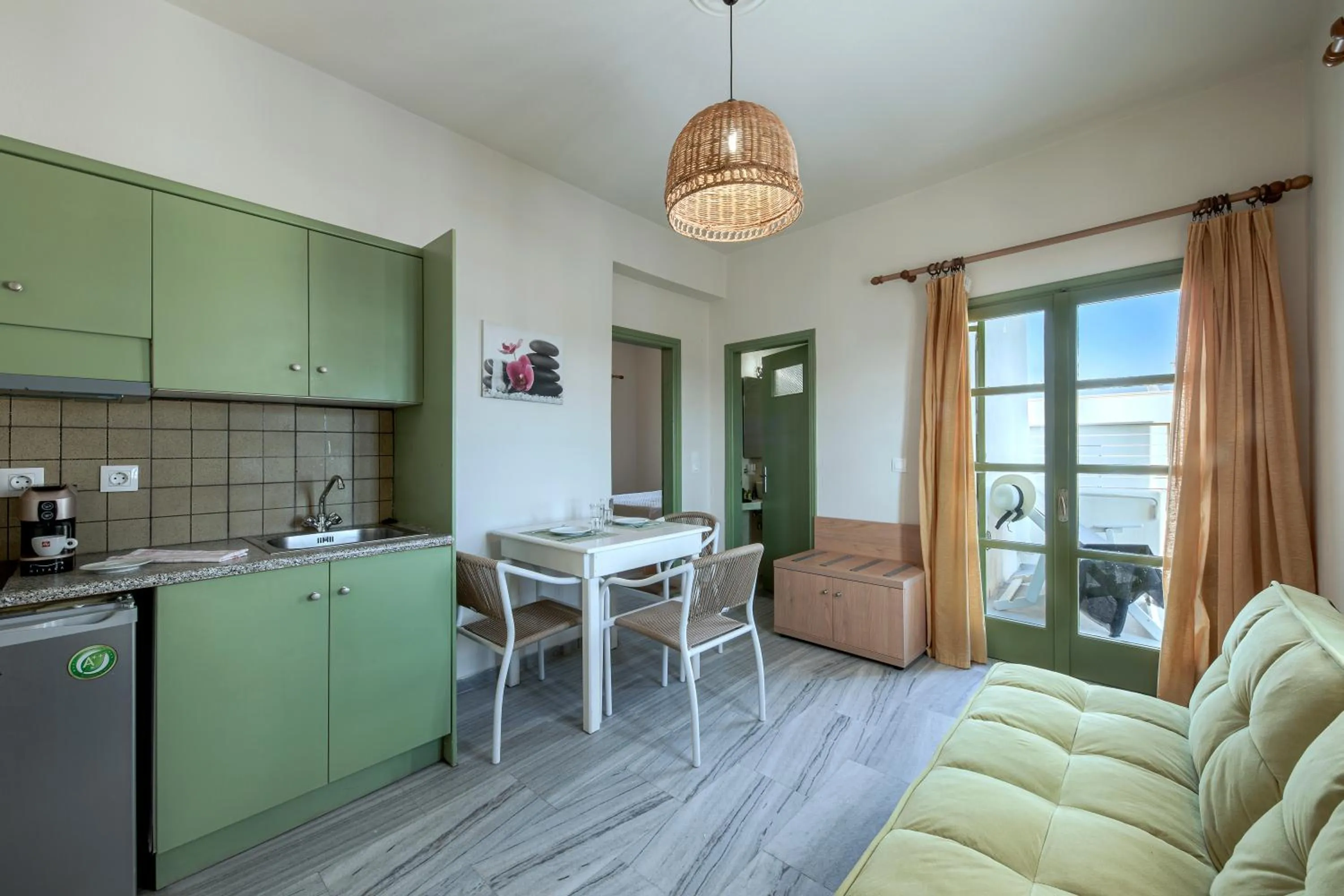 Kitchen or kitchenette in Ambeli Apartments