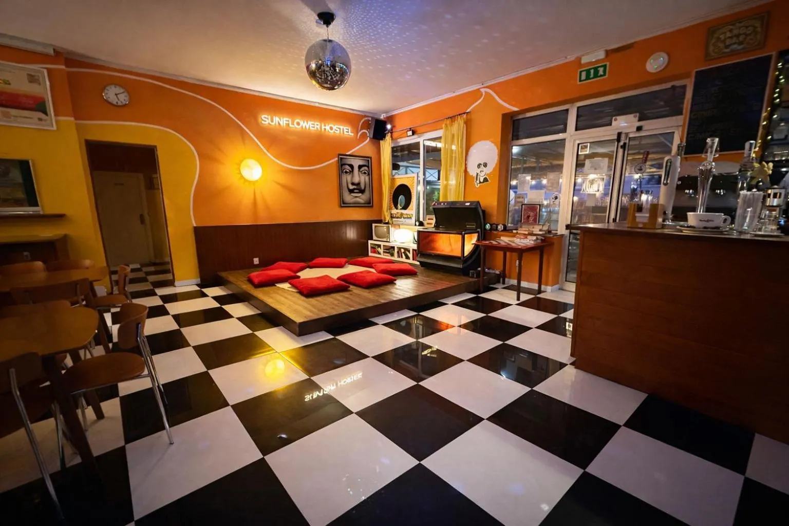 Lounge or bar in Sunflower Beach Backpacker Hostel & Bar