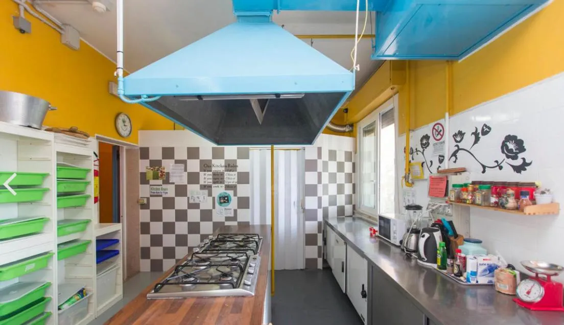 Kitchen or kitchenette in Sunflower Beach Backpacker Hostel & Bar