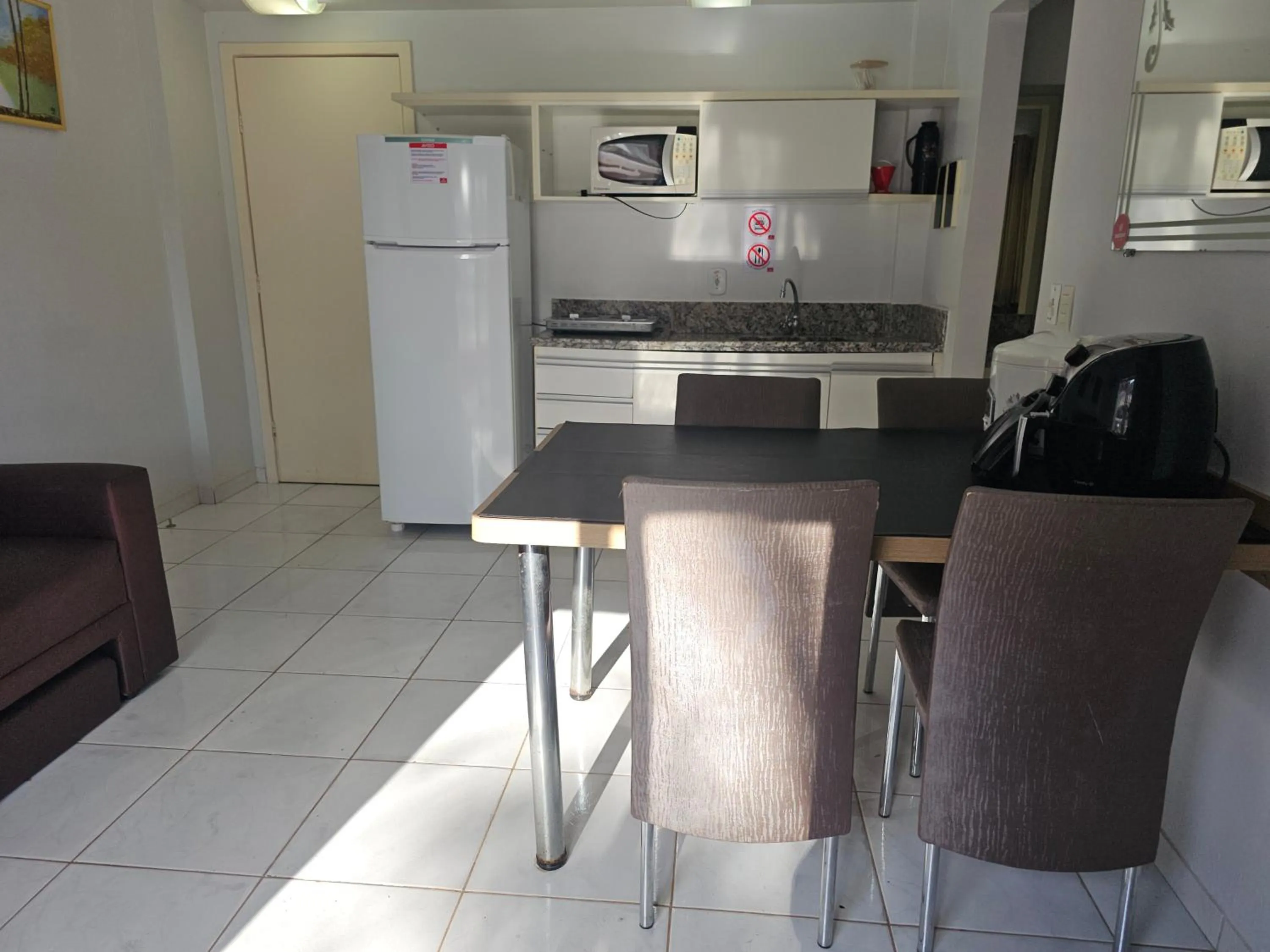 Kitchen or kitchenette in PARQUE AQUÁTICO Lagoa Quente, à 50m, entrada + barata, apto particular