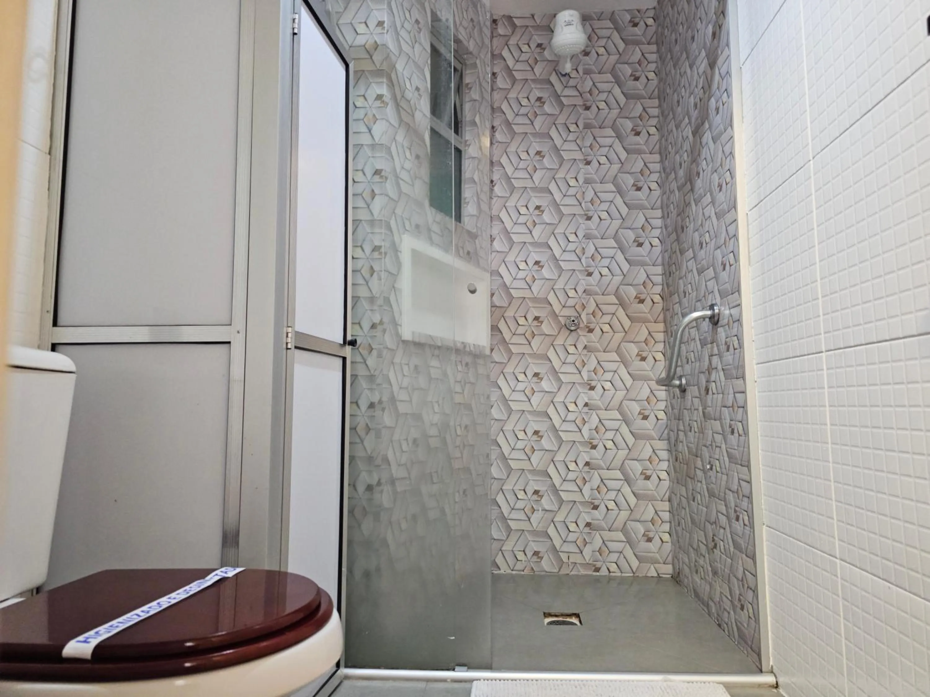 Bathroom in PARQUE AQUÁTICO Lagoa Quente, à 50m, entrada + barata, apto particular