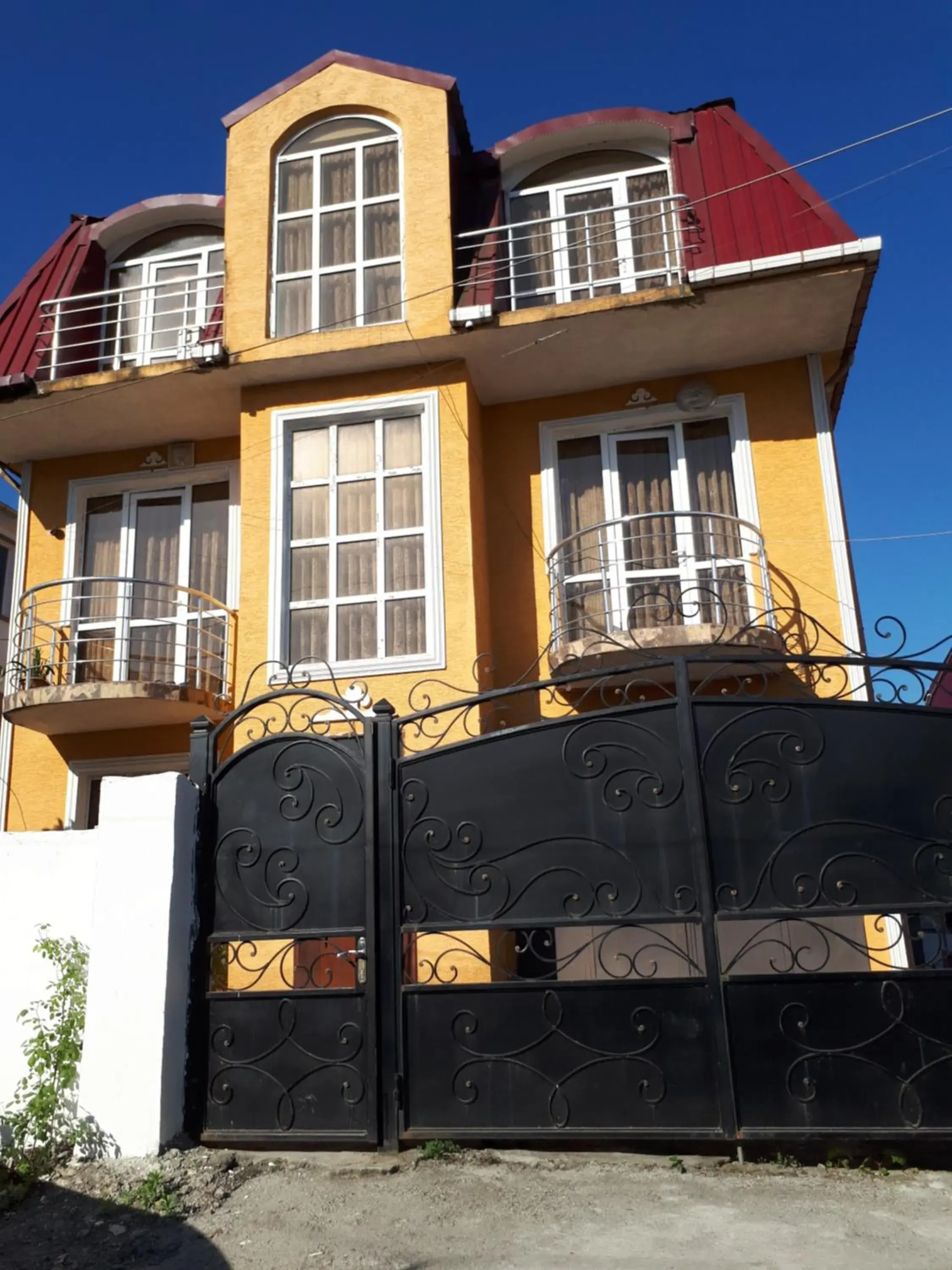 Three-Bedroom Townhouse in Home Three-Bedroom Townhouse in Home
