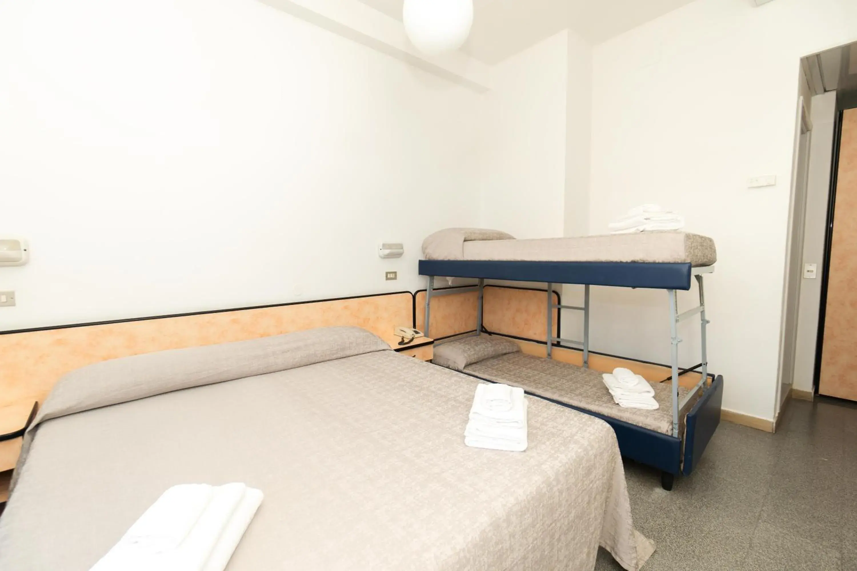 Quadruple Room in Hotel Saint Louis Quadruple Room in Hotel Saint Louis