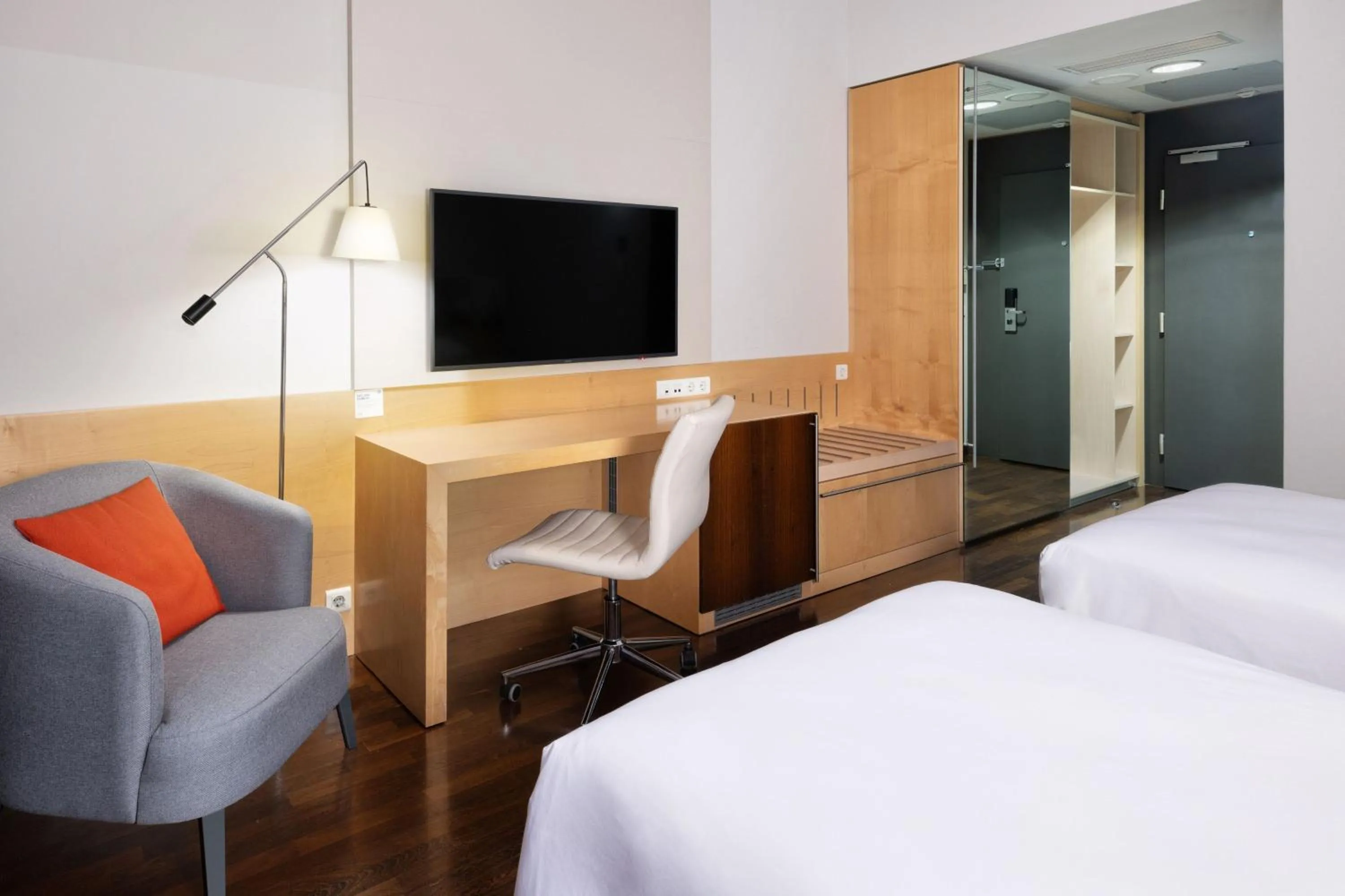 Photo of the whole room, Bed in Four Points by Sheraton Ljubljana Mons