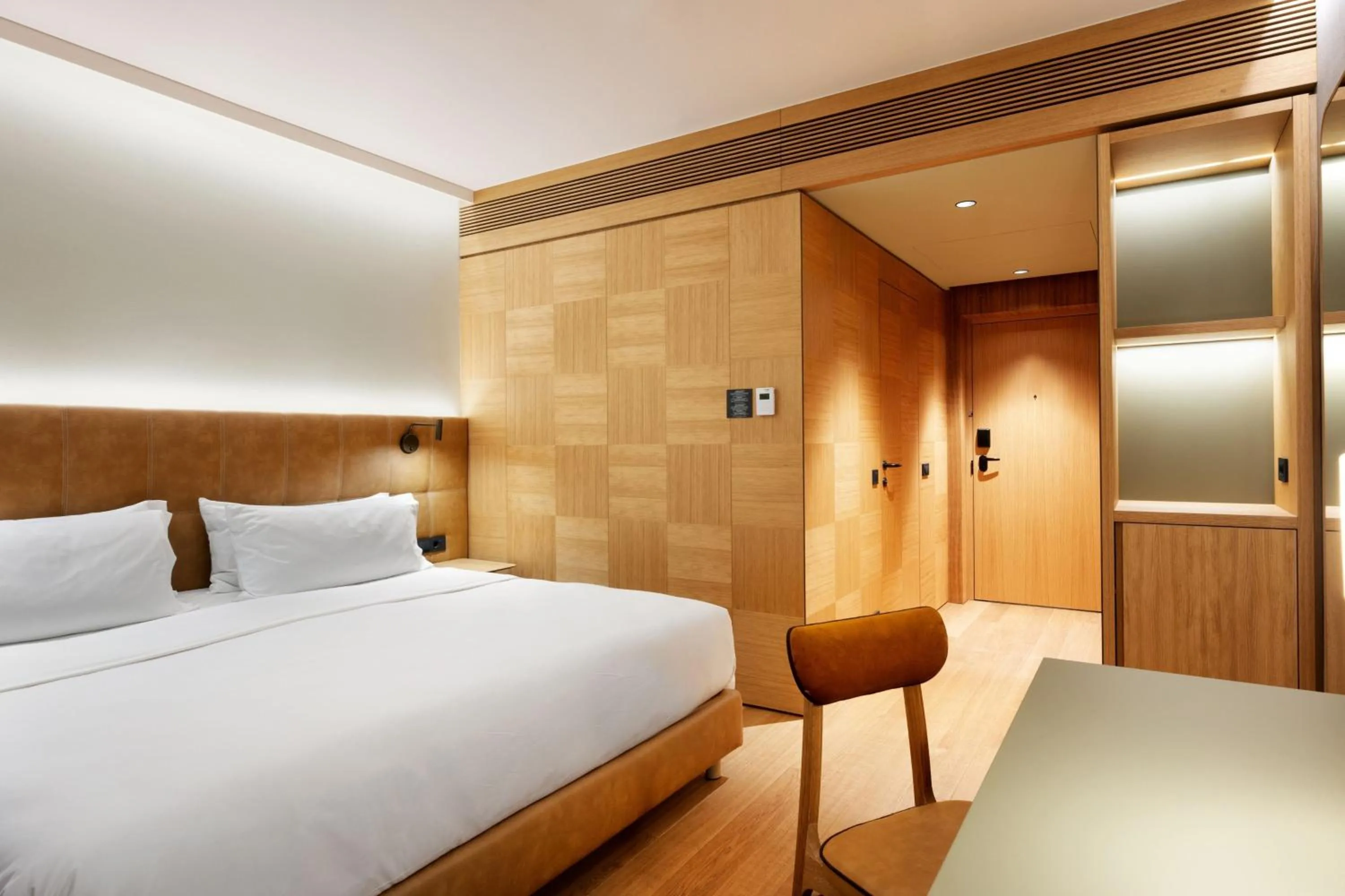 Photo of the whole room, Bed in Four Points by Sheraton Ljubljana Mons