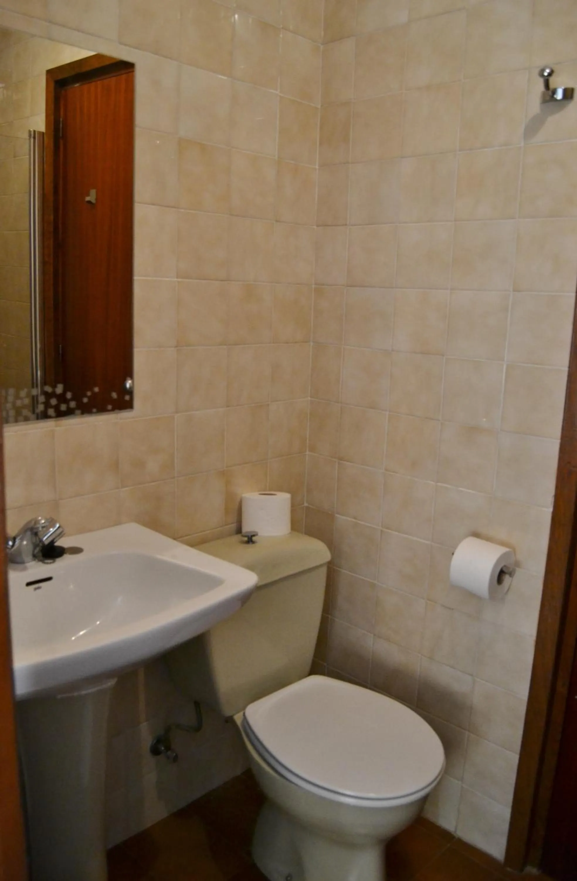 Bathroom in Tres Puentes Anguiano Apartamentos y Hostal