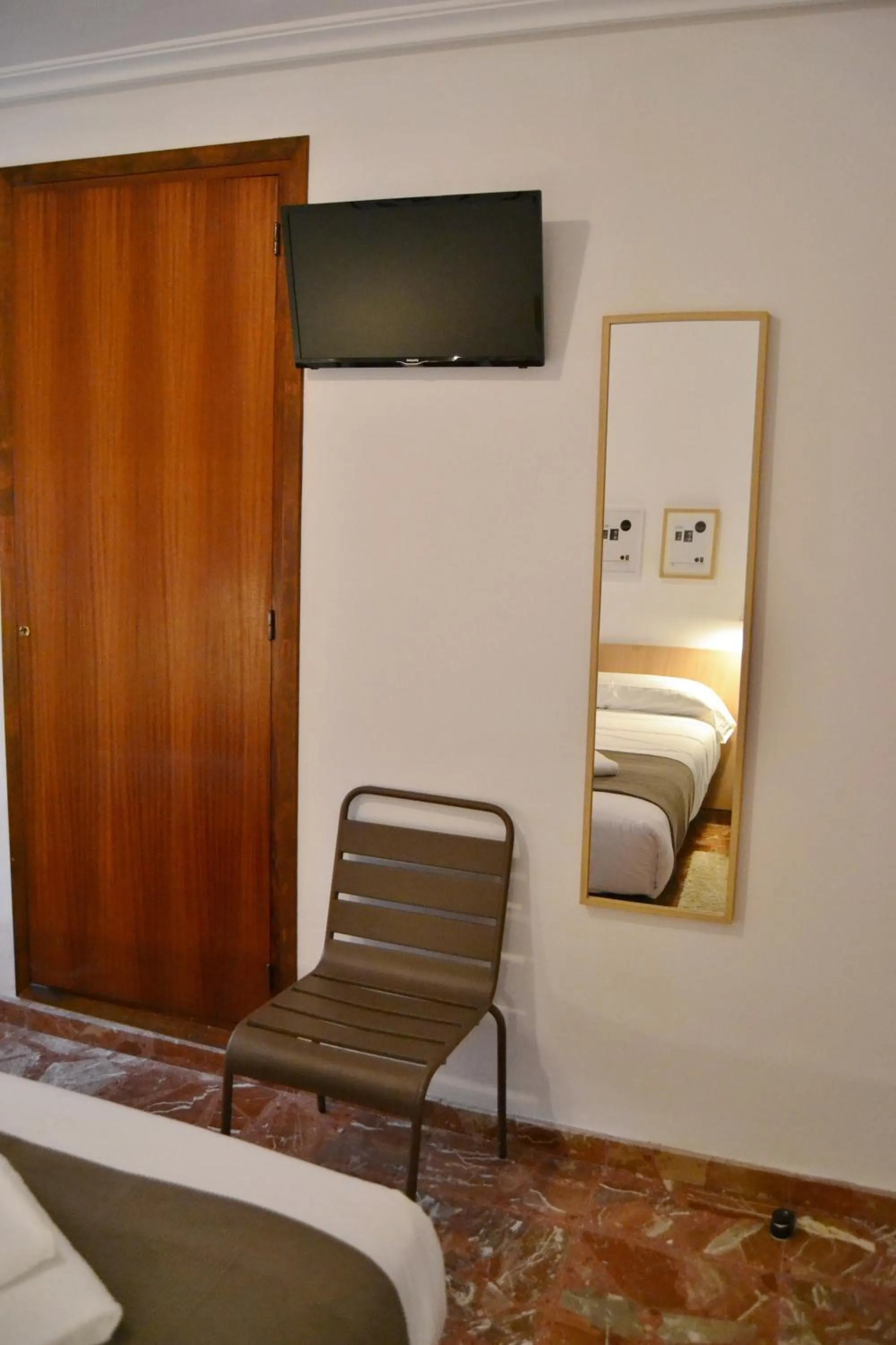 TV and multimedia, Bed in Tres Puentes Anguiano Apartamentos y Hostal