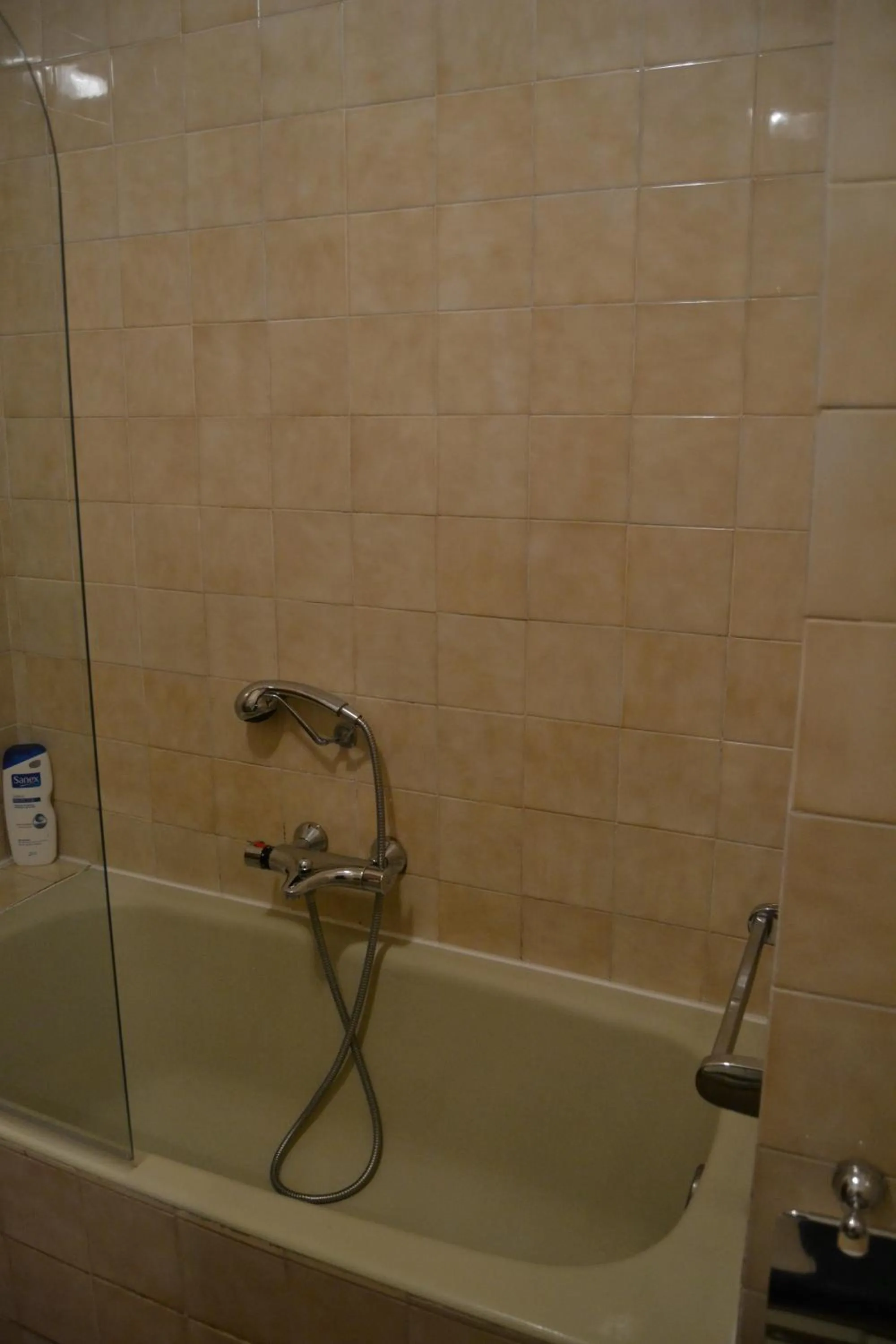 Bathroom in Tres Puentes Anguiano Apartamentos y Hostal