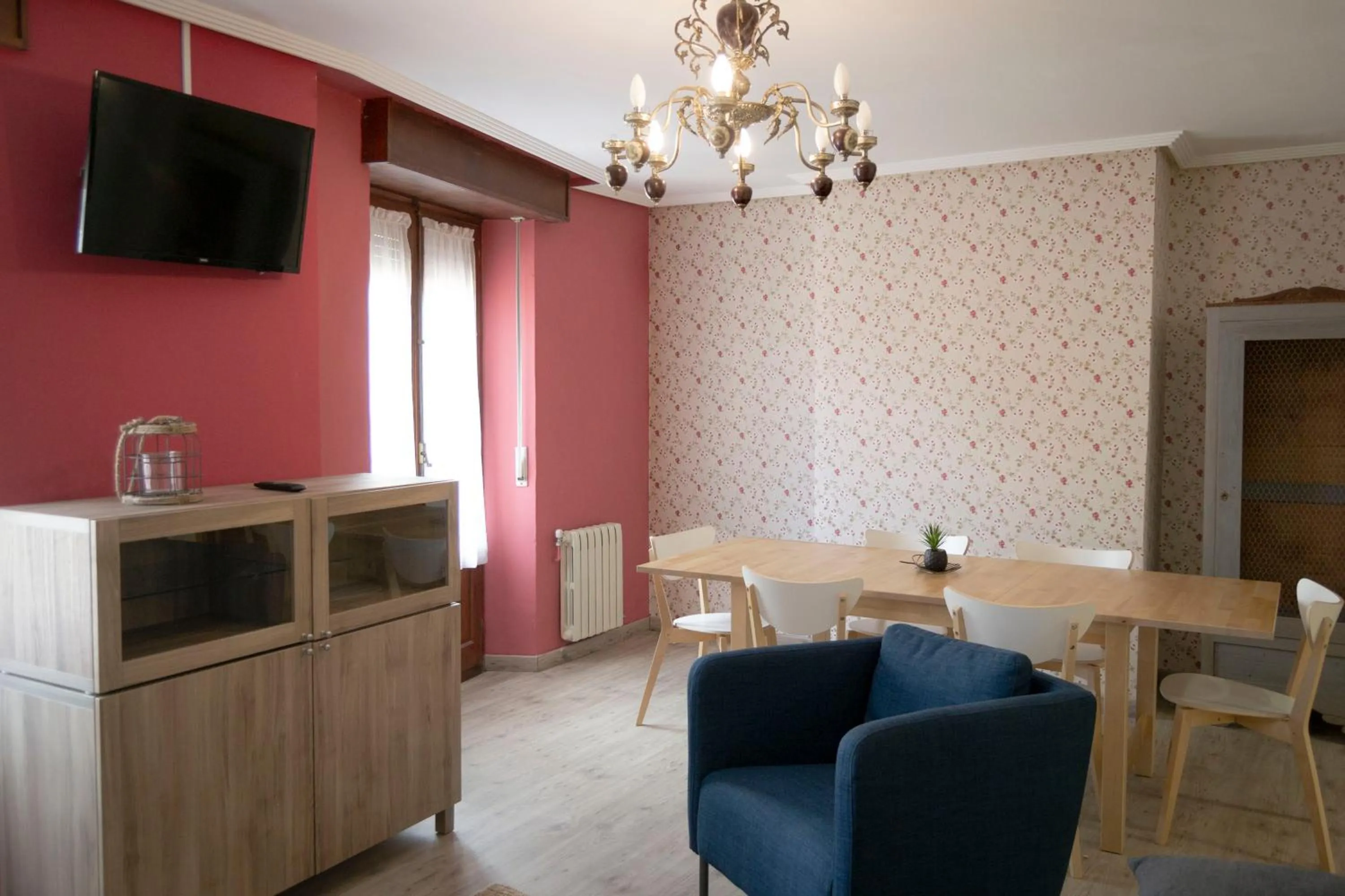 TV and multimedia in Tres Puentes Anguiano Apartamentos y Hostal