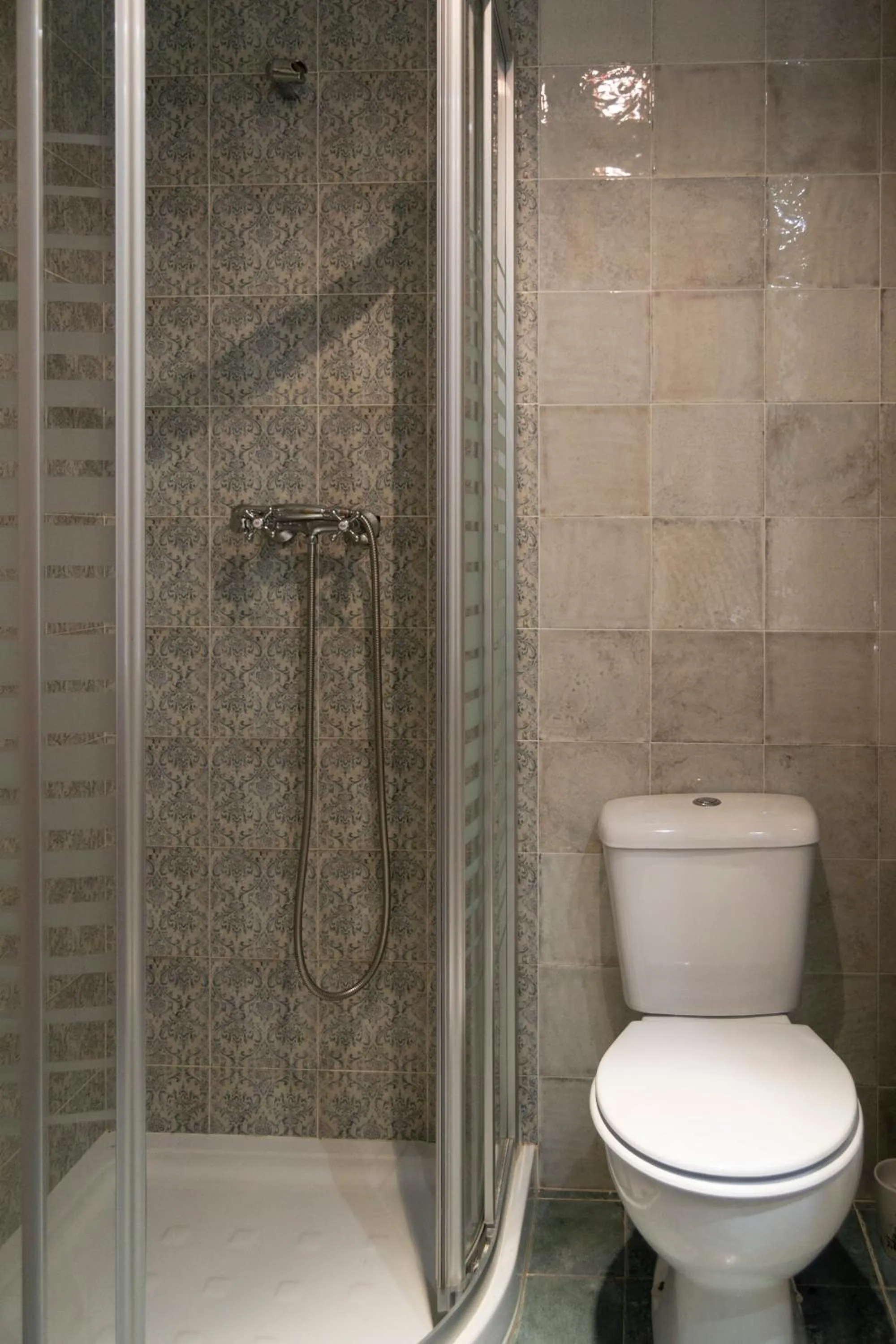 Shower in Tres Puentes Anguiano Apartamentos y Hostal