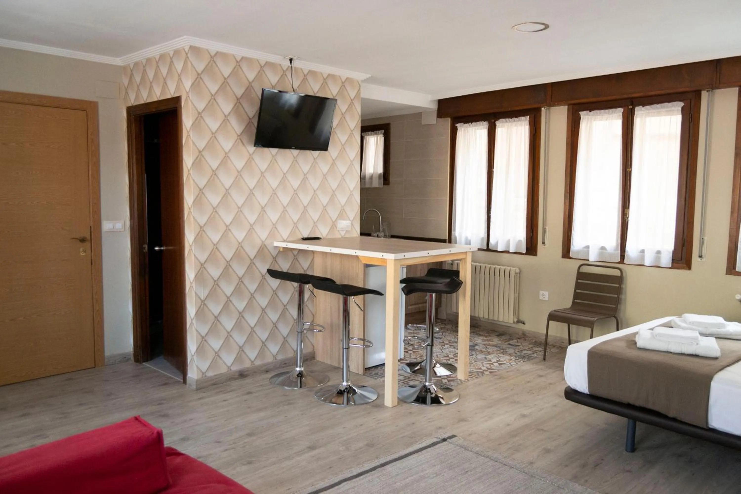 Communal lounge/ TV room, Bed in Tres Puentes Anguiano Apartamentos y Hostal