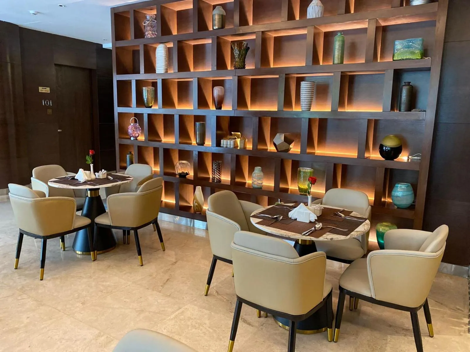 Restaurant/places to eat in Al Muhaidb Residence Khorais