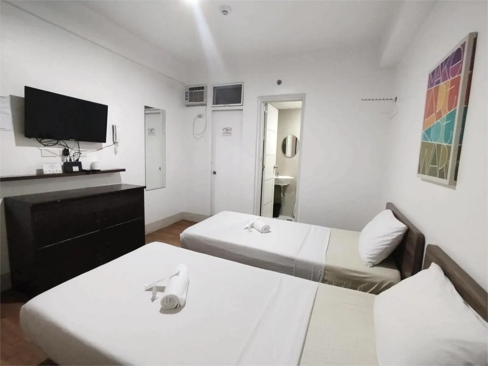 Toilet, Bed in Sulit Budget Hotel VMapa