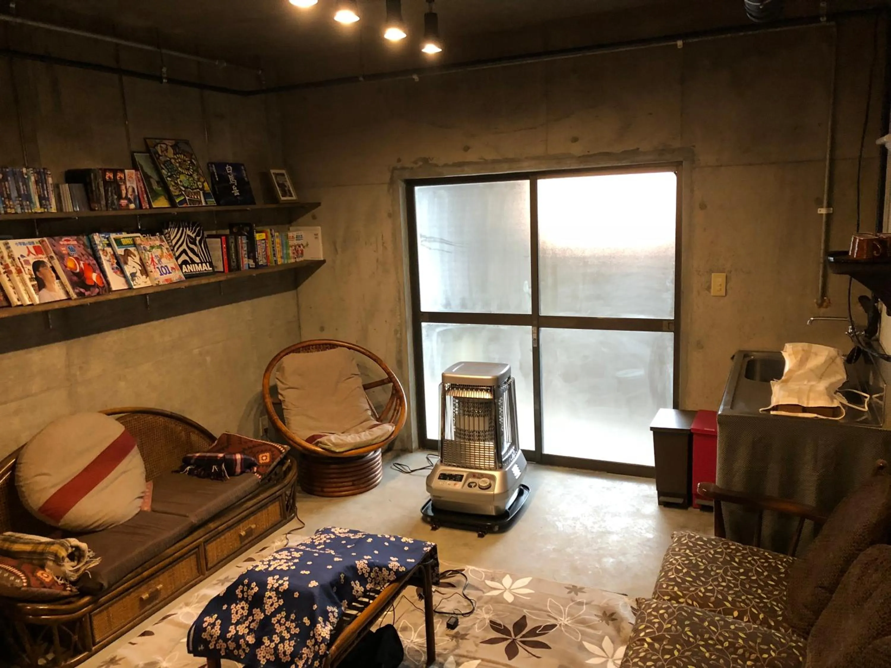 Communal lounge/ TV room in The Guest House Japan Hakuba