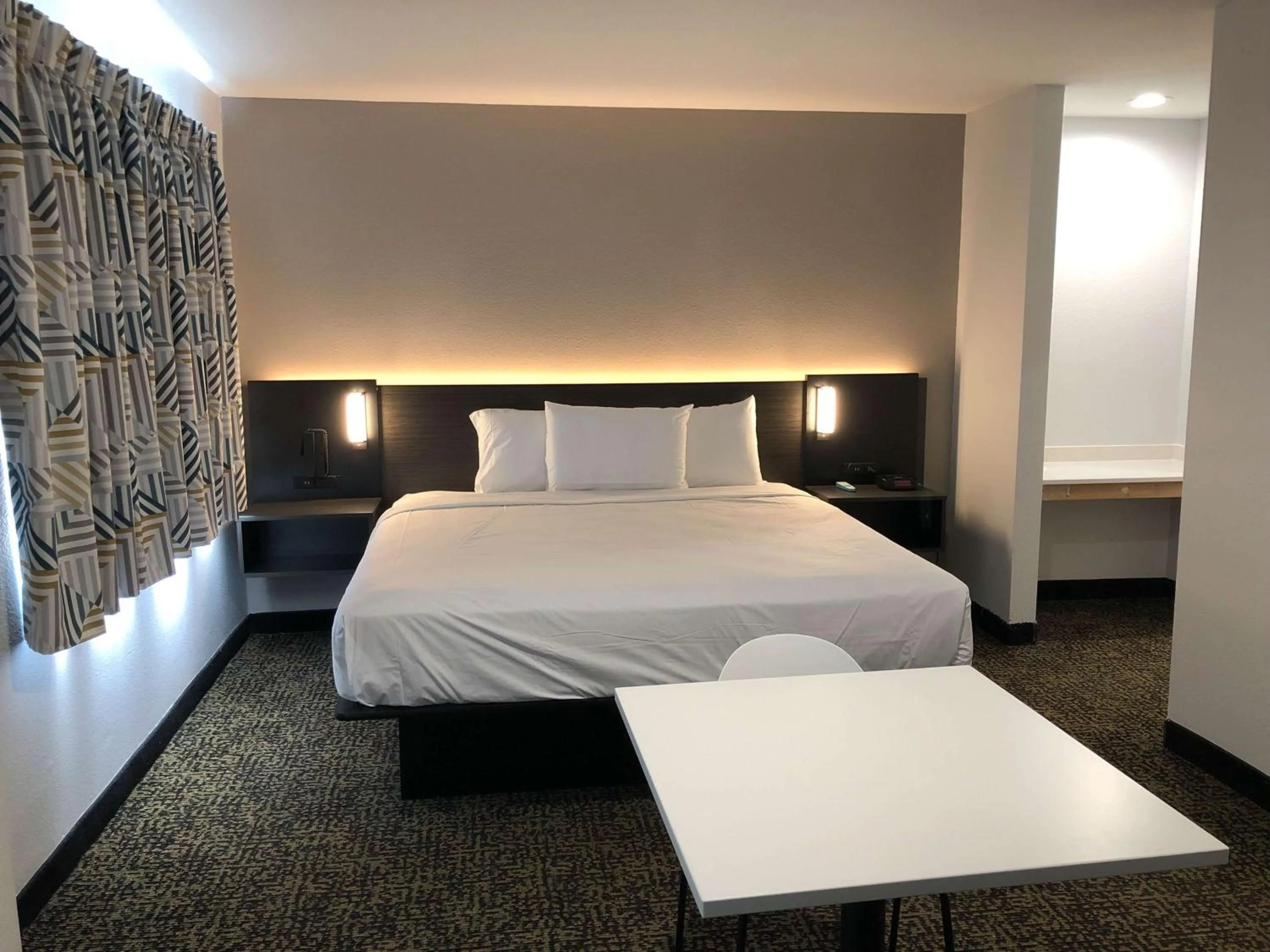 Bedroom, Bed in Studio 6 Killeen TX