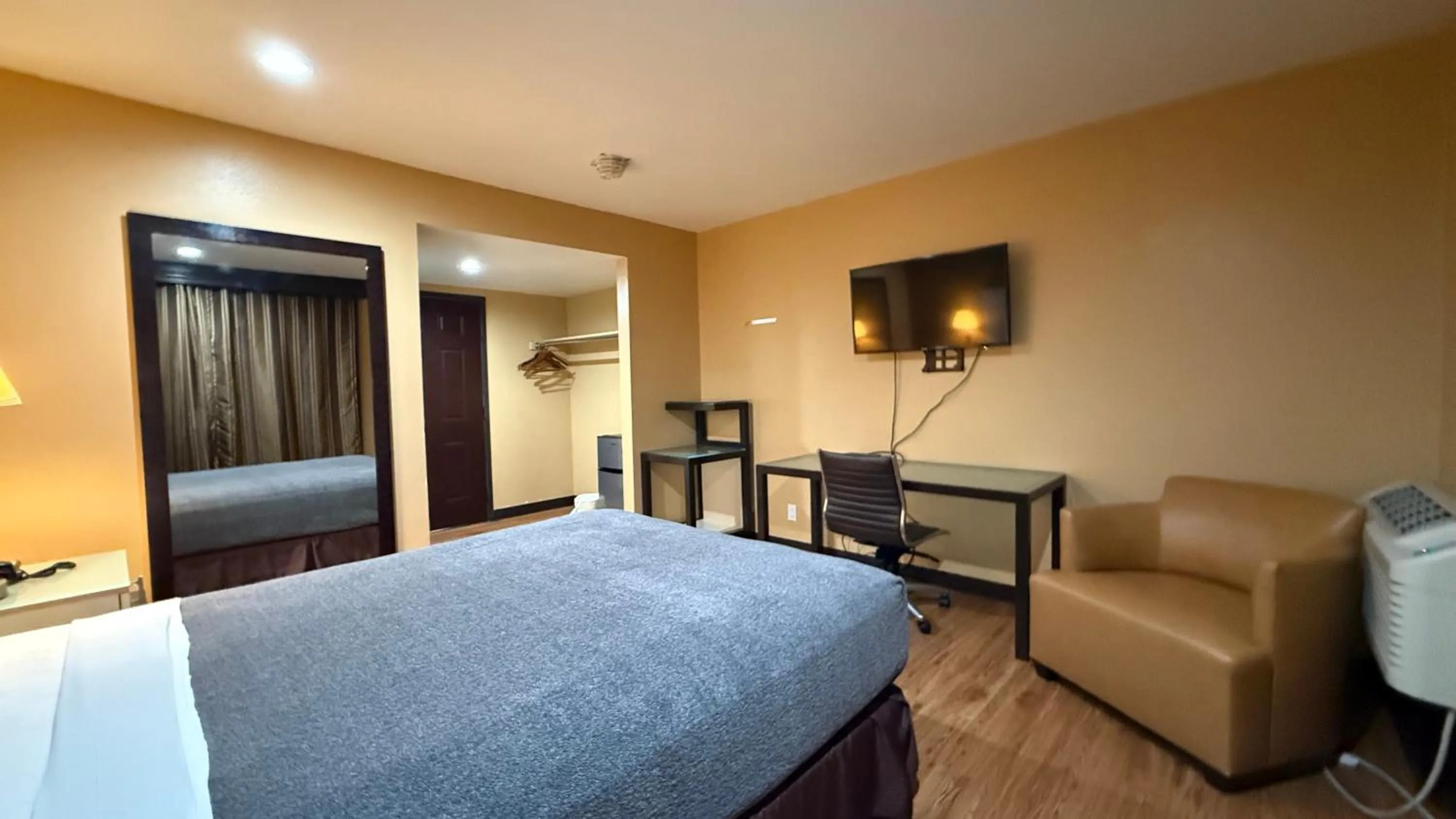 Bedroom, Bed in Redondo Beach Inn-LAX