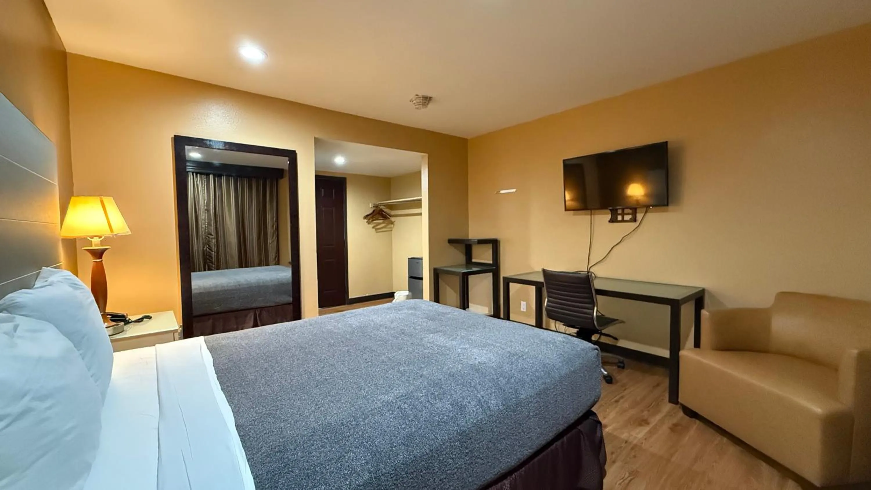 Bedroom, Bed in Redondo Beach Inn-LAX