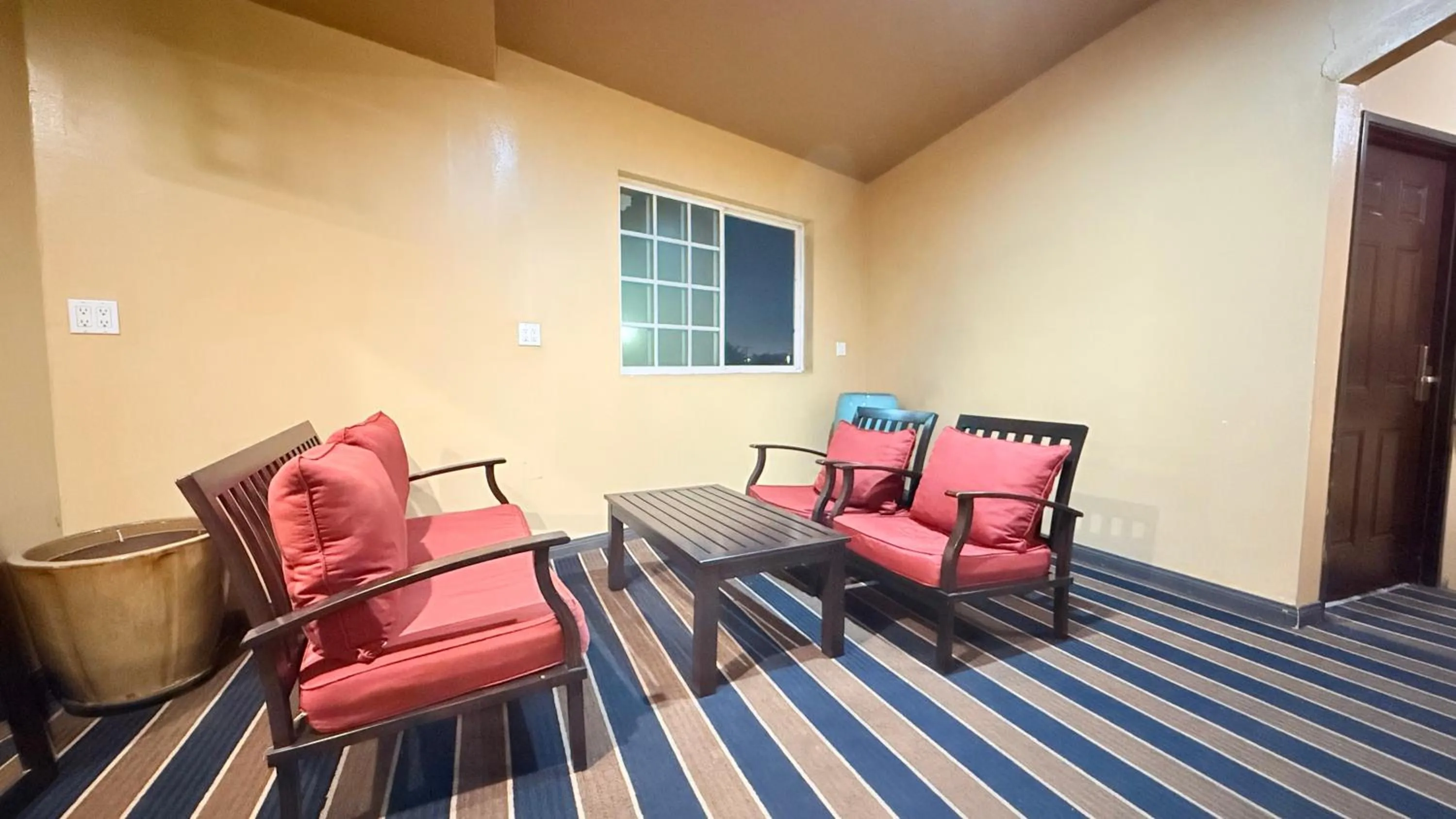 Seating area in Redondo Beach Inn-LAX