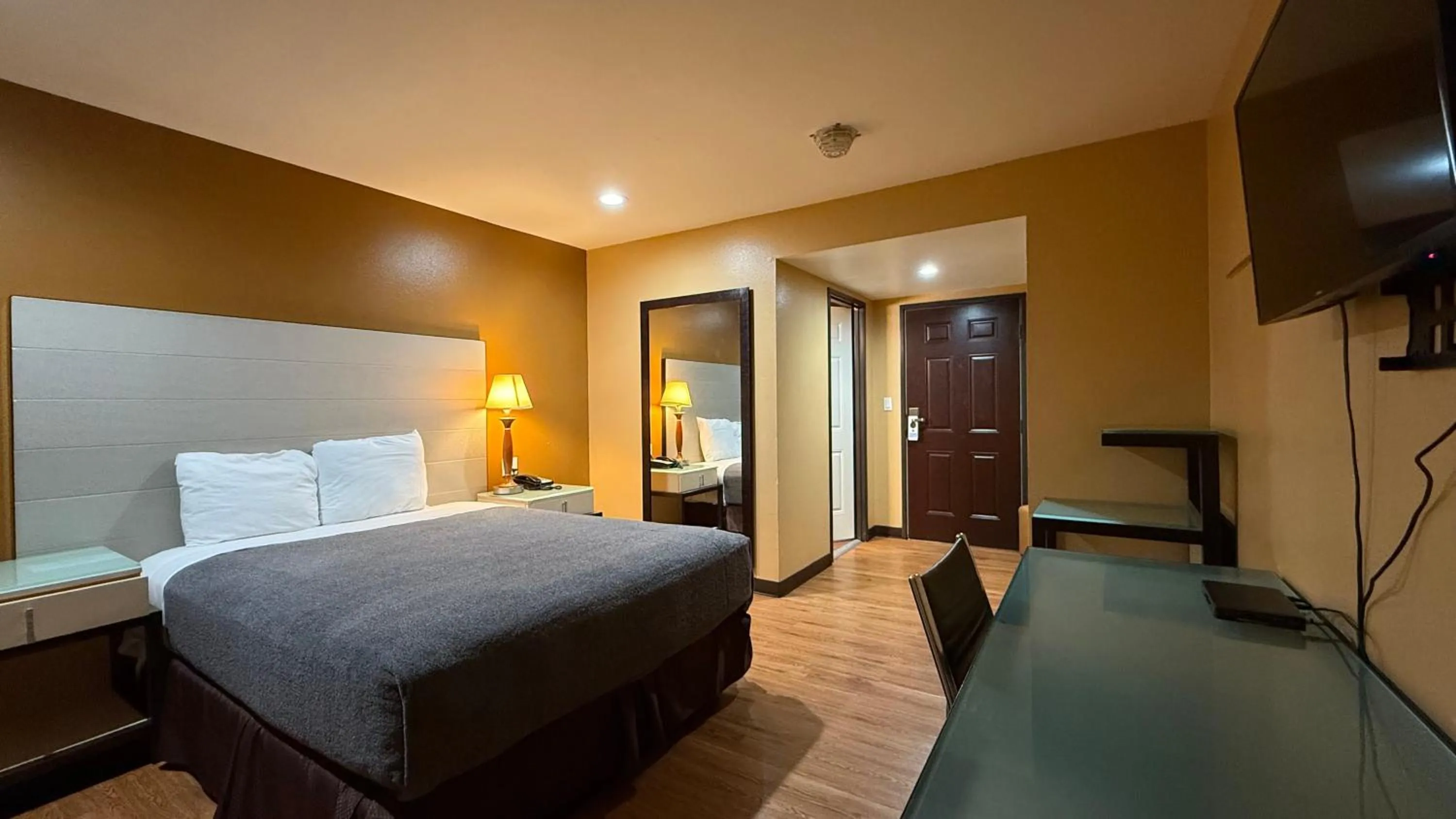 Bedroom, Bed in Redondo Beach Inn-LAX