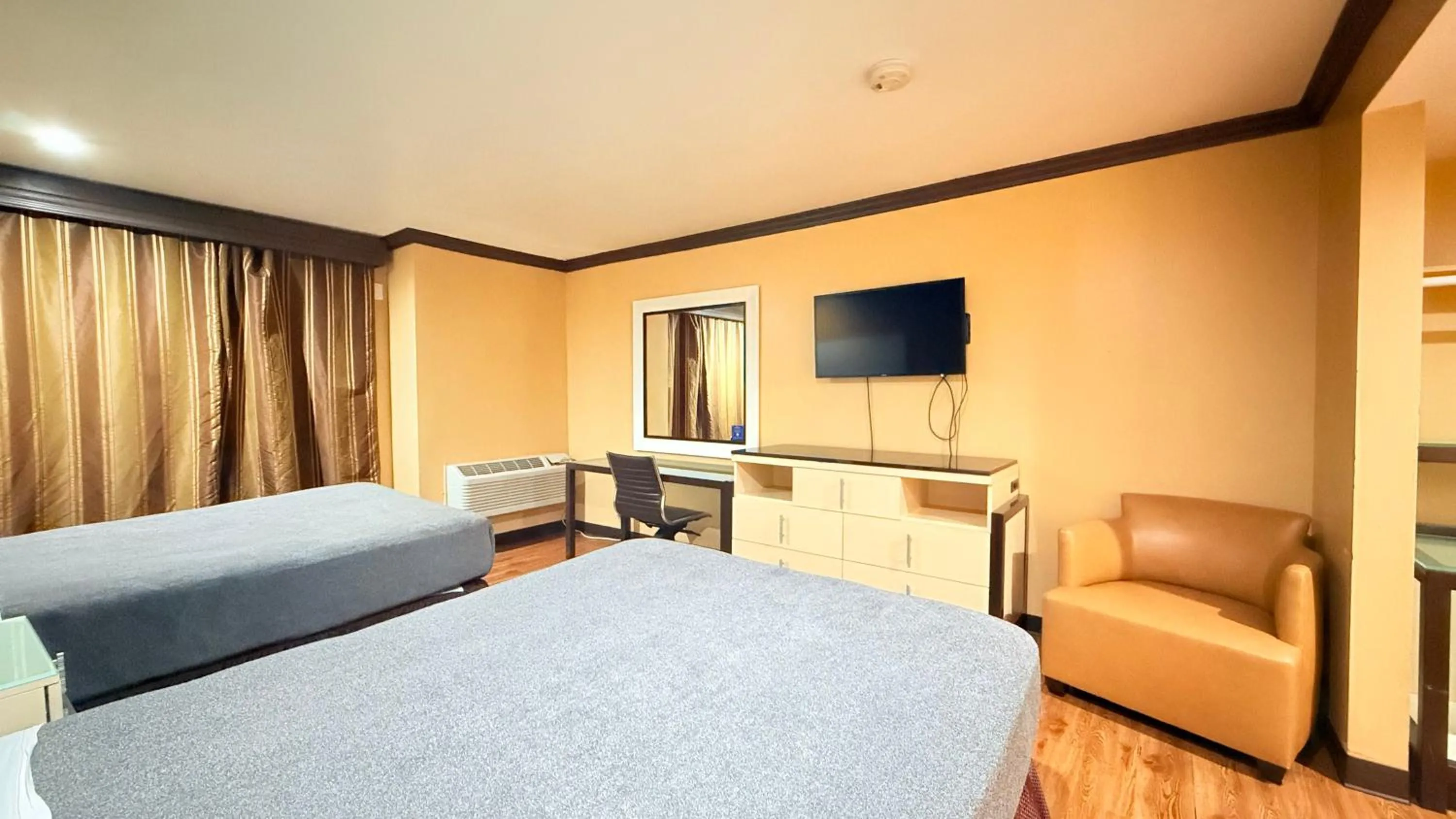 Bedroom, Bed in Redondo Beach Inn-LAX