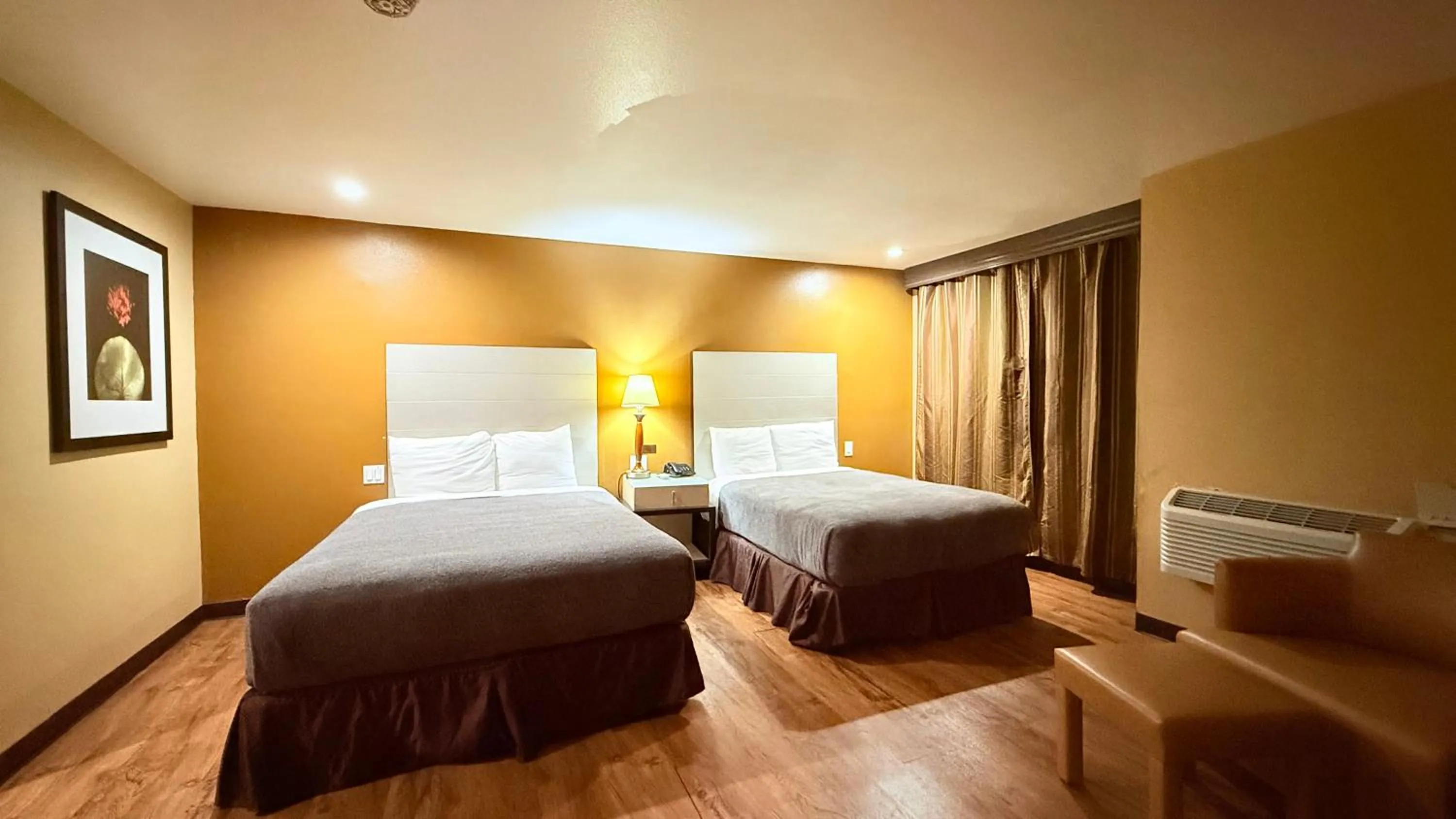 Bedroom, Bed in Redondo Beach Inn-LAX