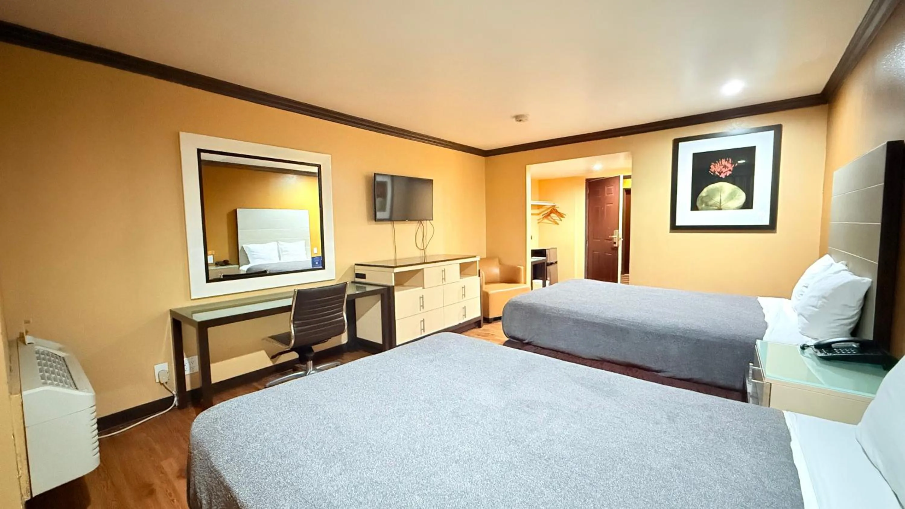 Bedroom, Bed in Redondo Beach Inn-LAX