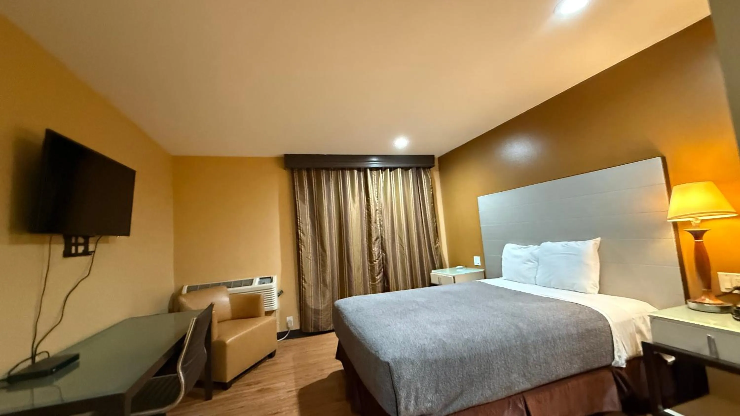 Bedroom, Bed in Redondo Beach Inn-LAX