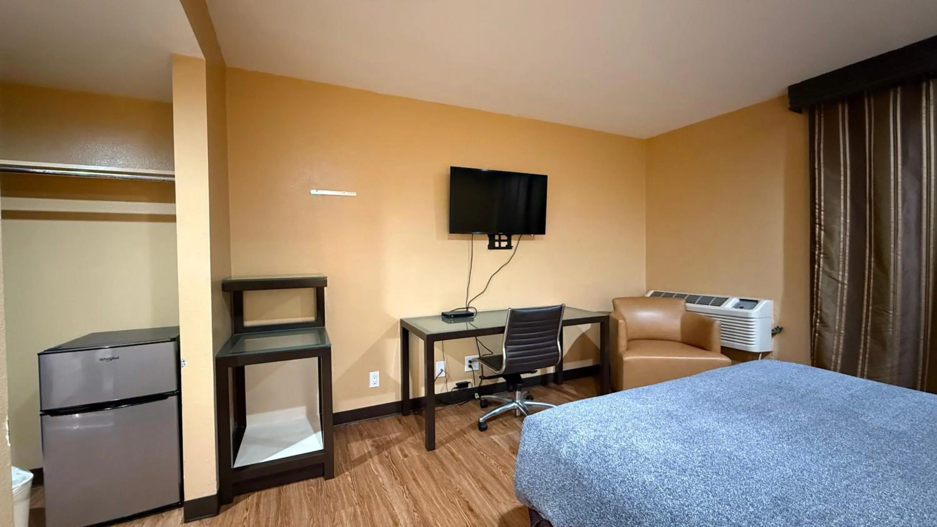 Bedroom, Bed in Redondo Beach Inn-LAX