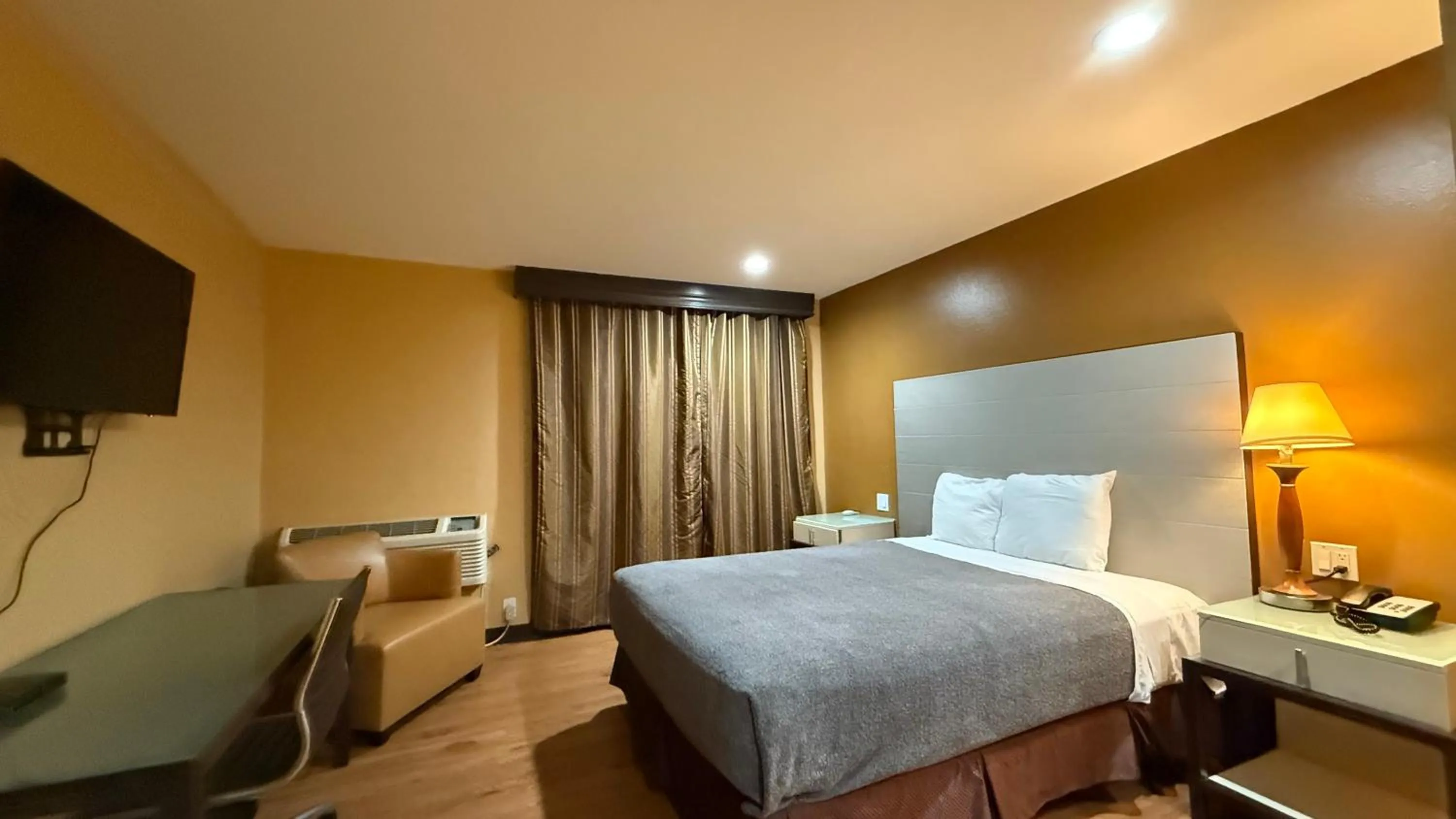 Bedroom, Bed in Redondo Beach Inn-LAX