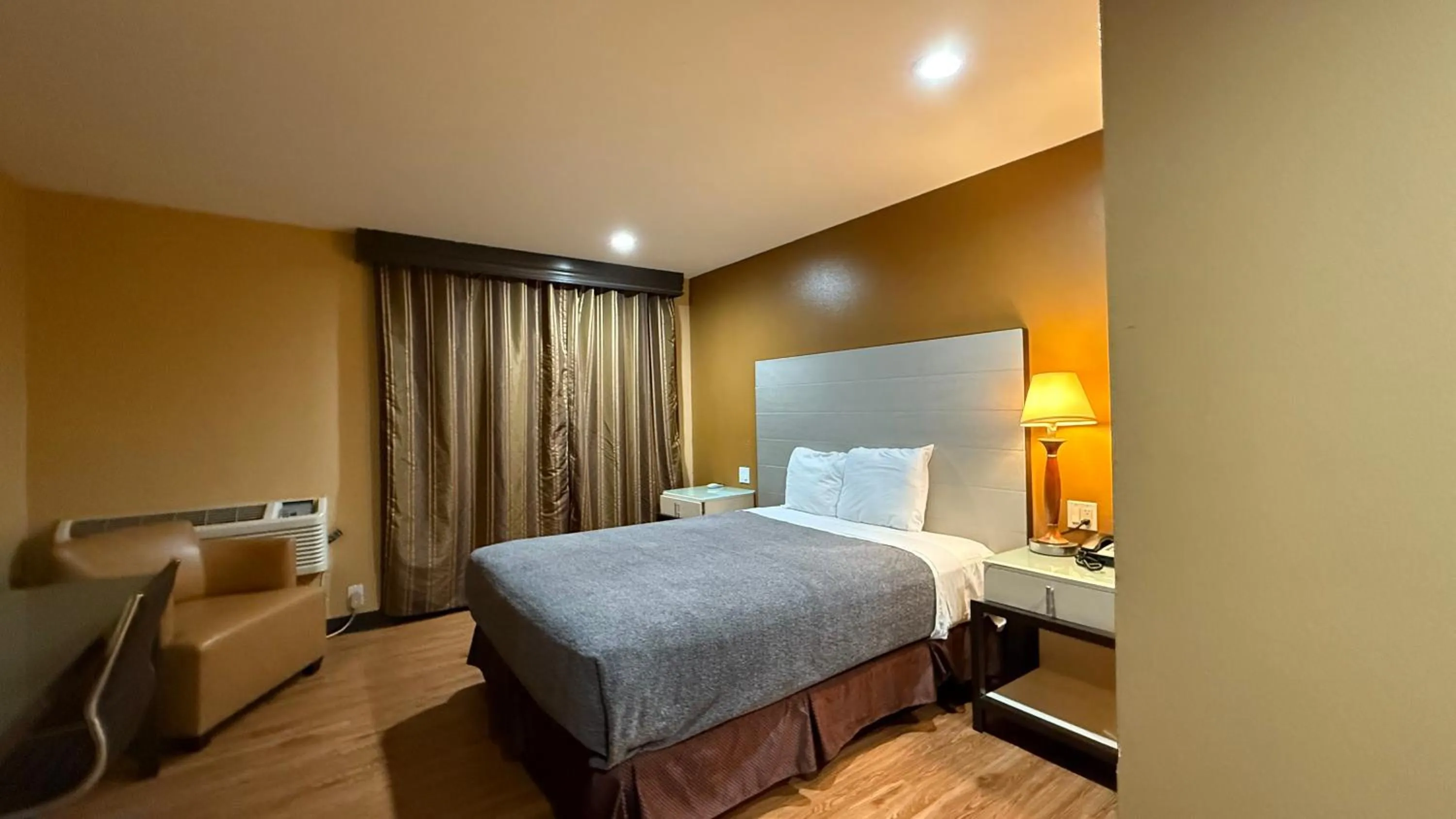 Bedroom, Bed in Redondo Beach Inn-LAX