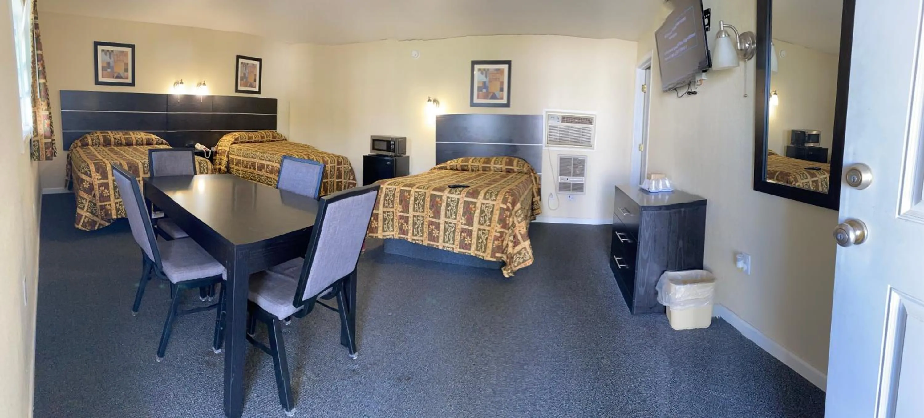 Family Room in Penn Amish Motel