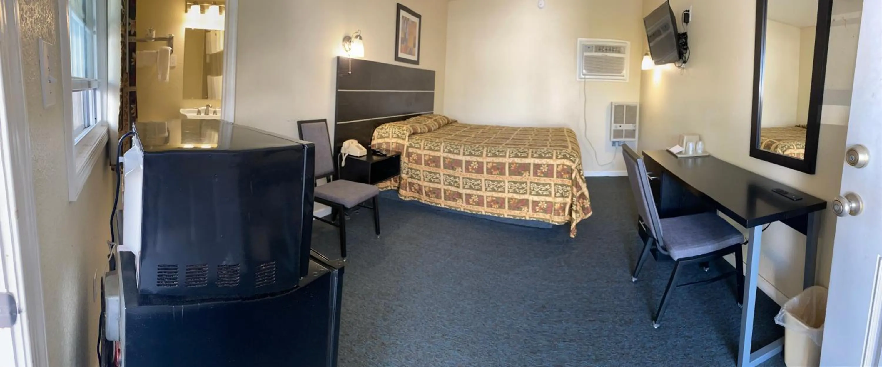 Queen Room in Penn Amish Motel