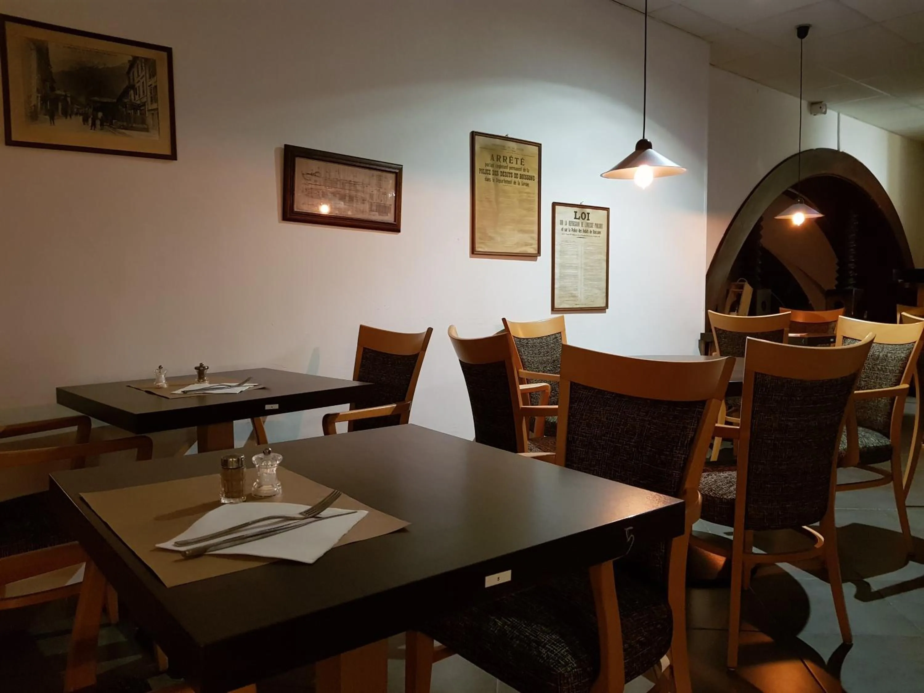 Restaurant/places to eat in Savoy Hotel & Restaurant