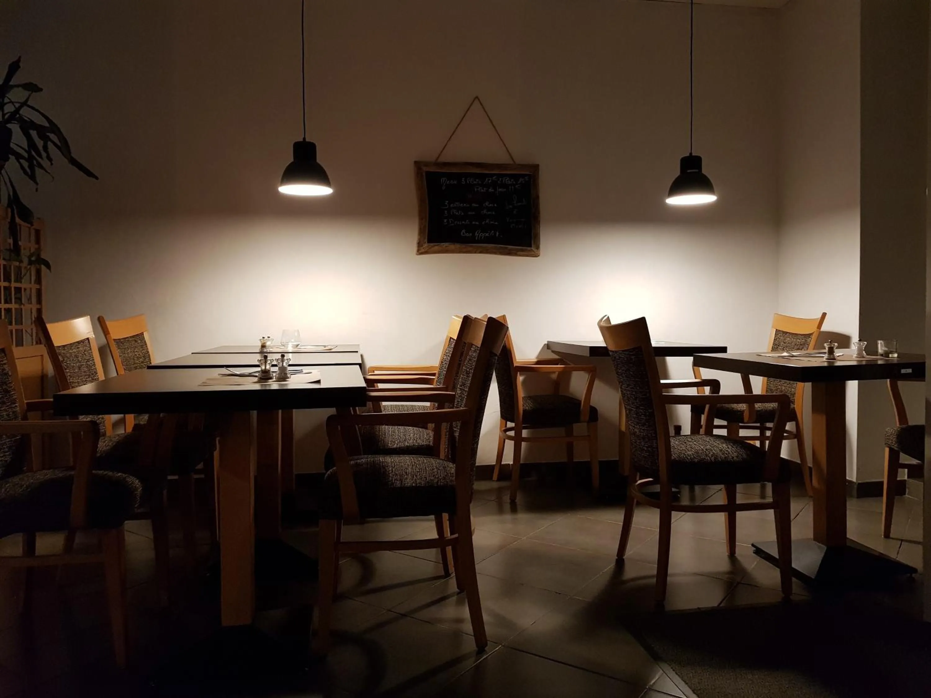 Restaurant/places to eat in Savoy Hotel & Restaurant