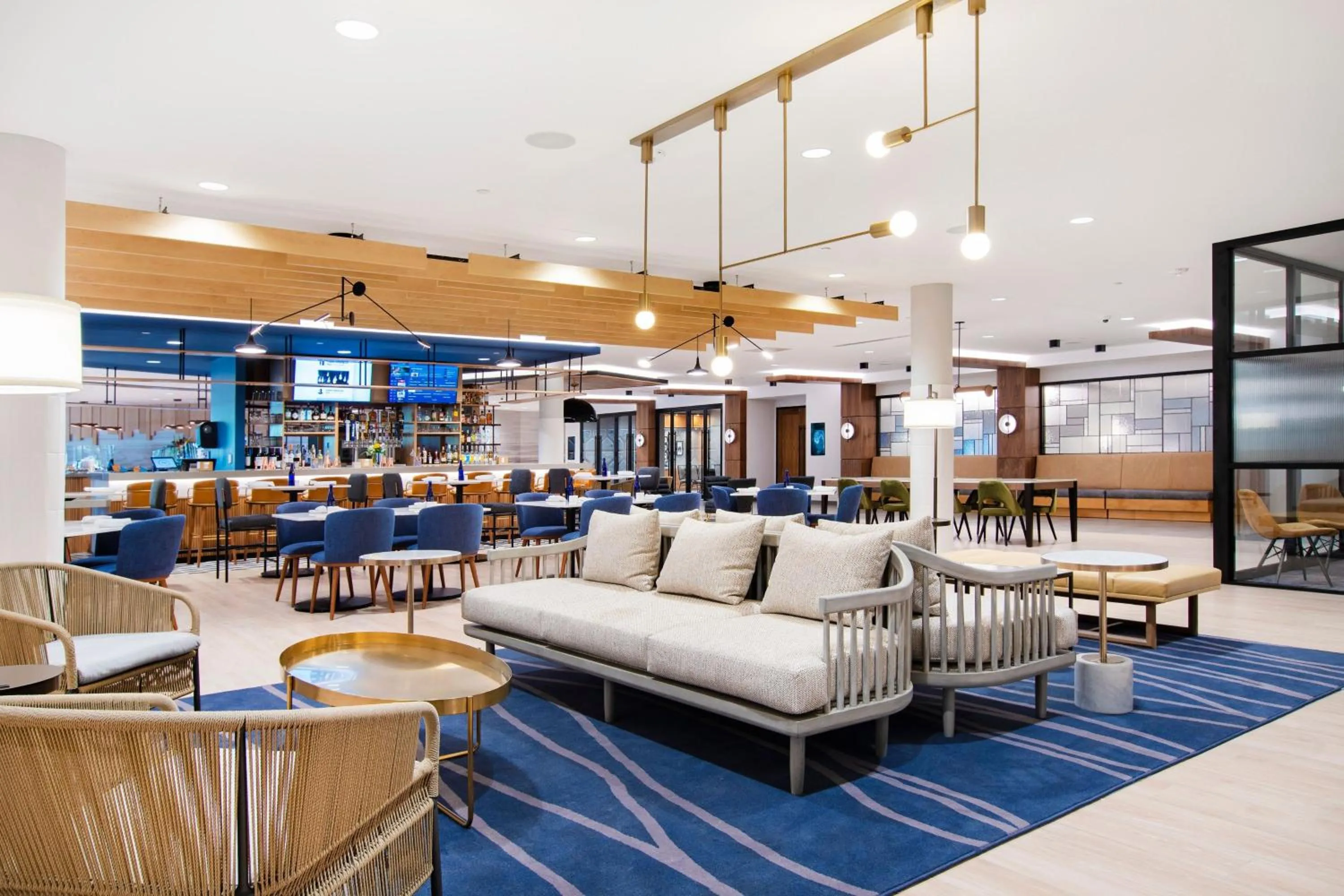 Lounge or bar in Sheraton Chapel Hill