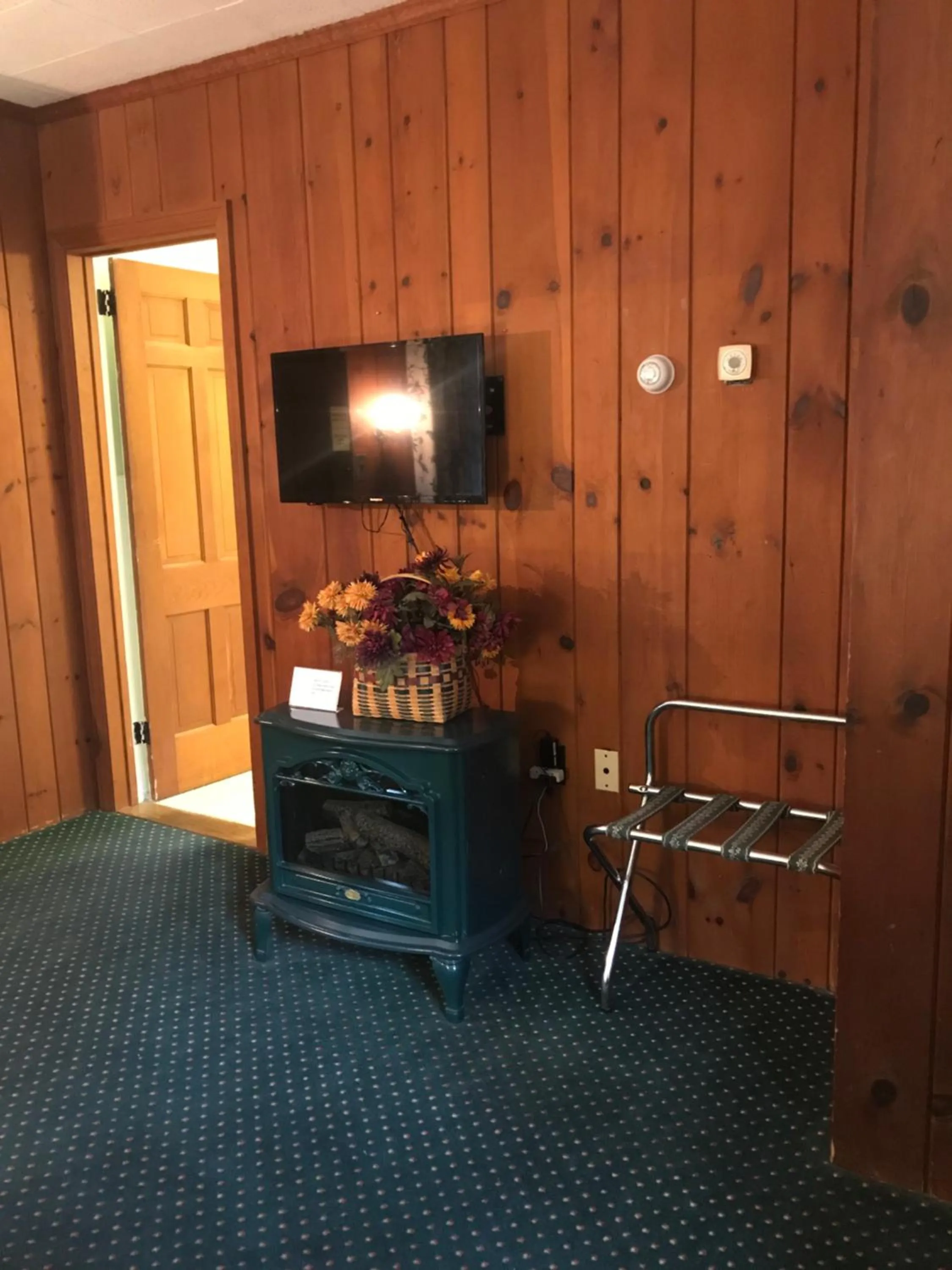 The 1896 House Country Inn - Brookside & Pondside