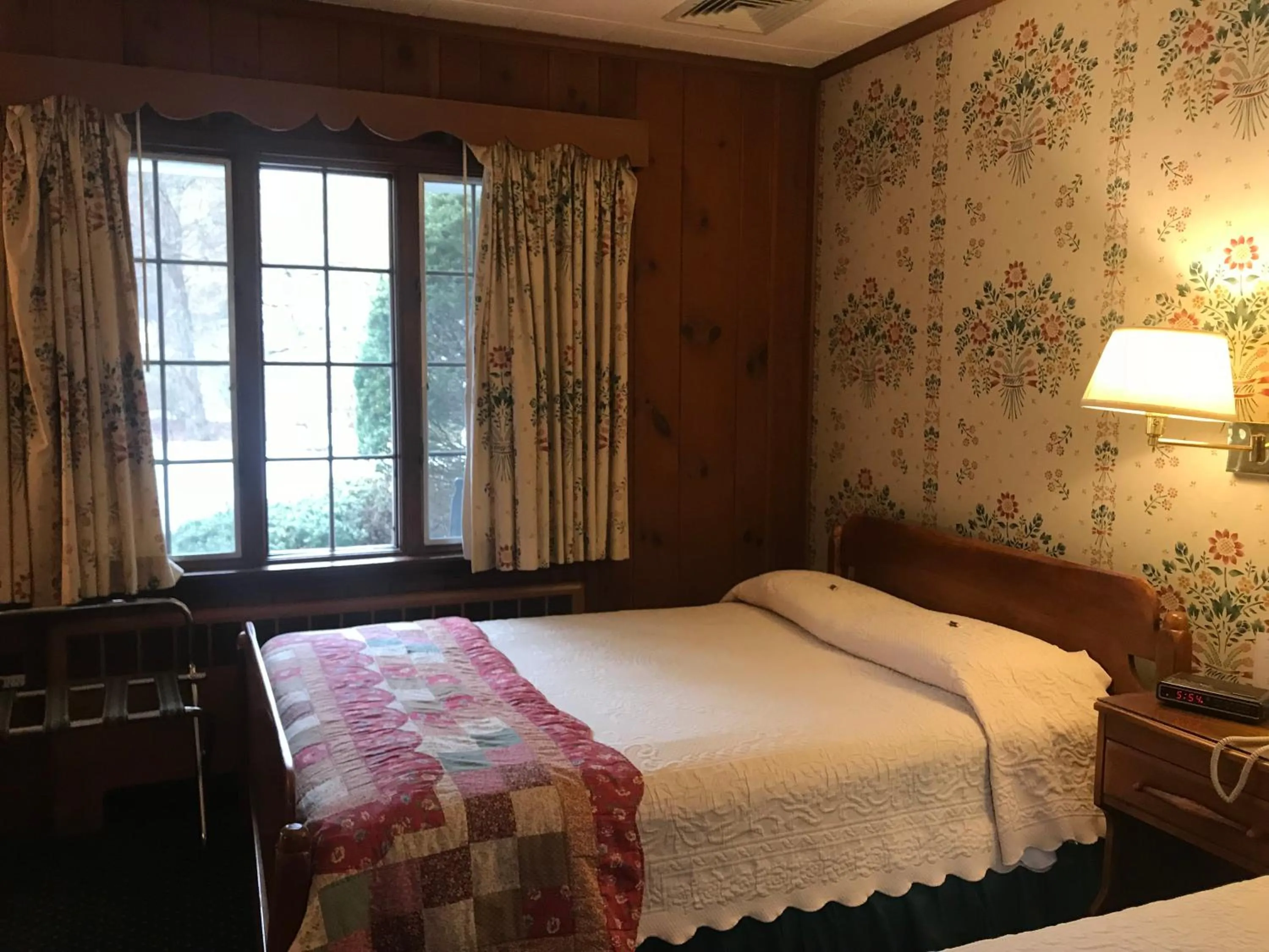 Bed in The 1896 House Country Inn - Brookside & Pondside