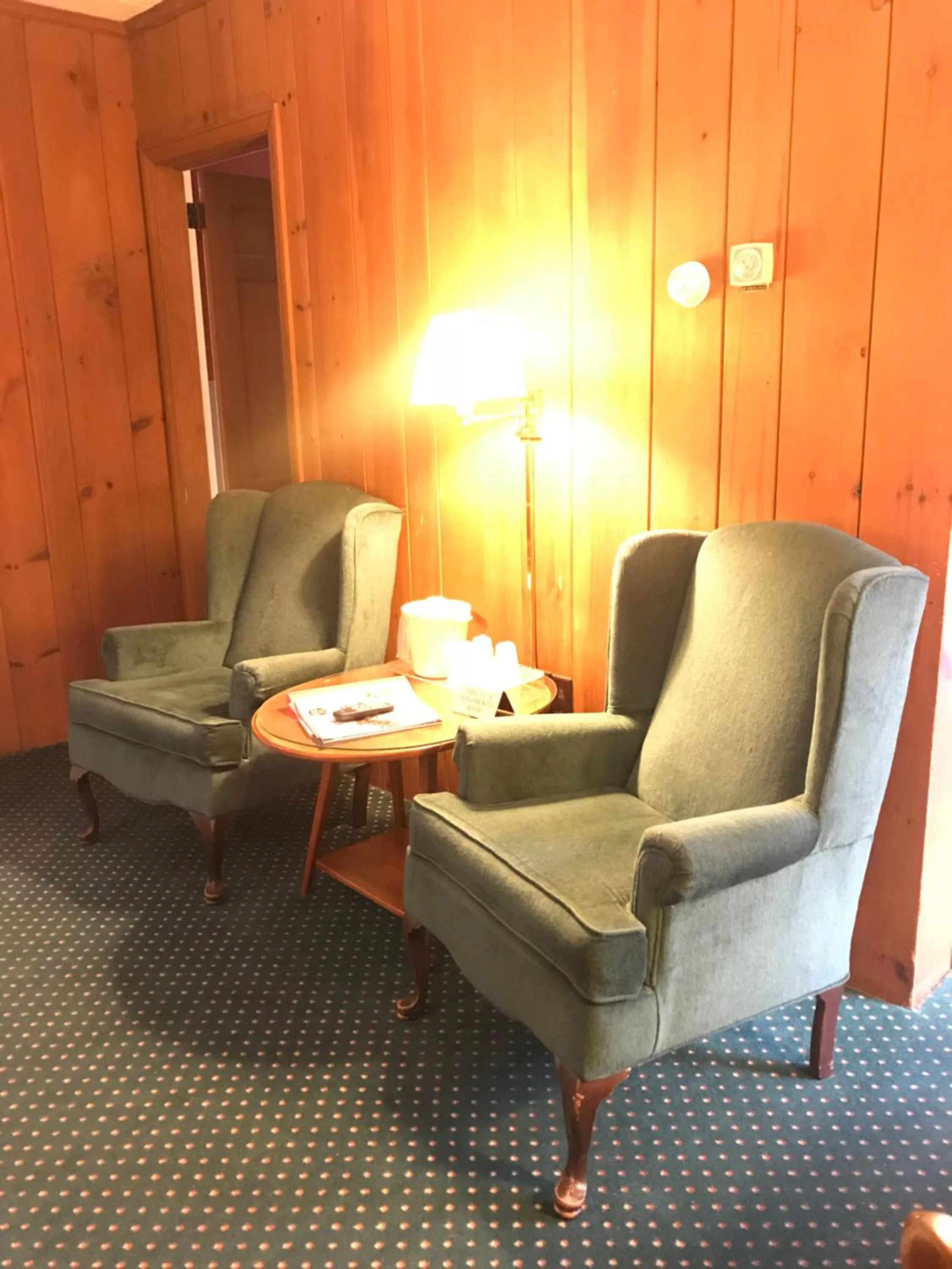 Seating area in The 1896 House Country Inn - Brookside & Pondside
