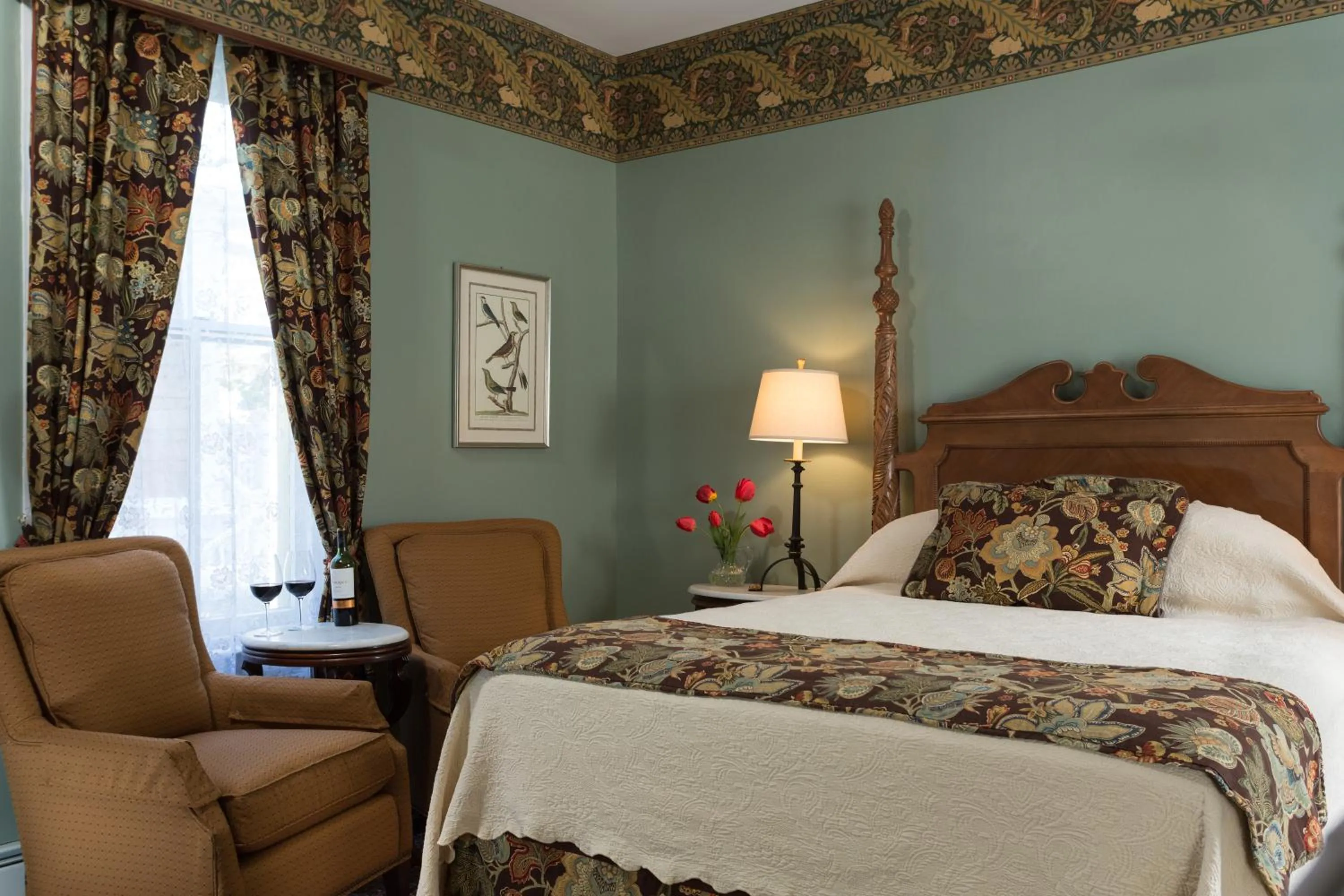 Photo of the whole room, Bed in The Queen Victoria