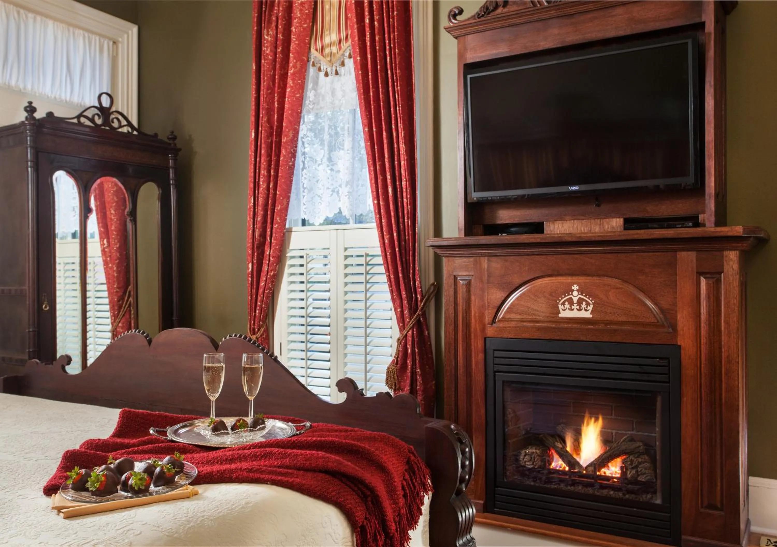 Photo of the whole room, Bed in The Queen Victoria