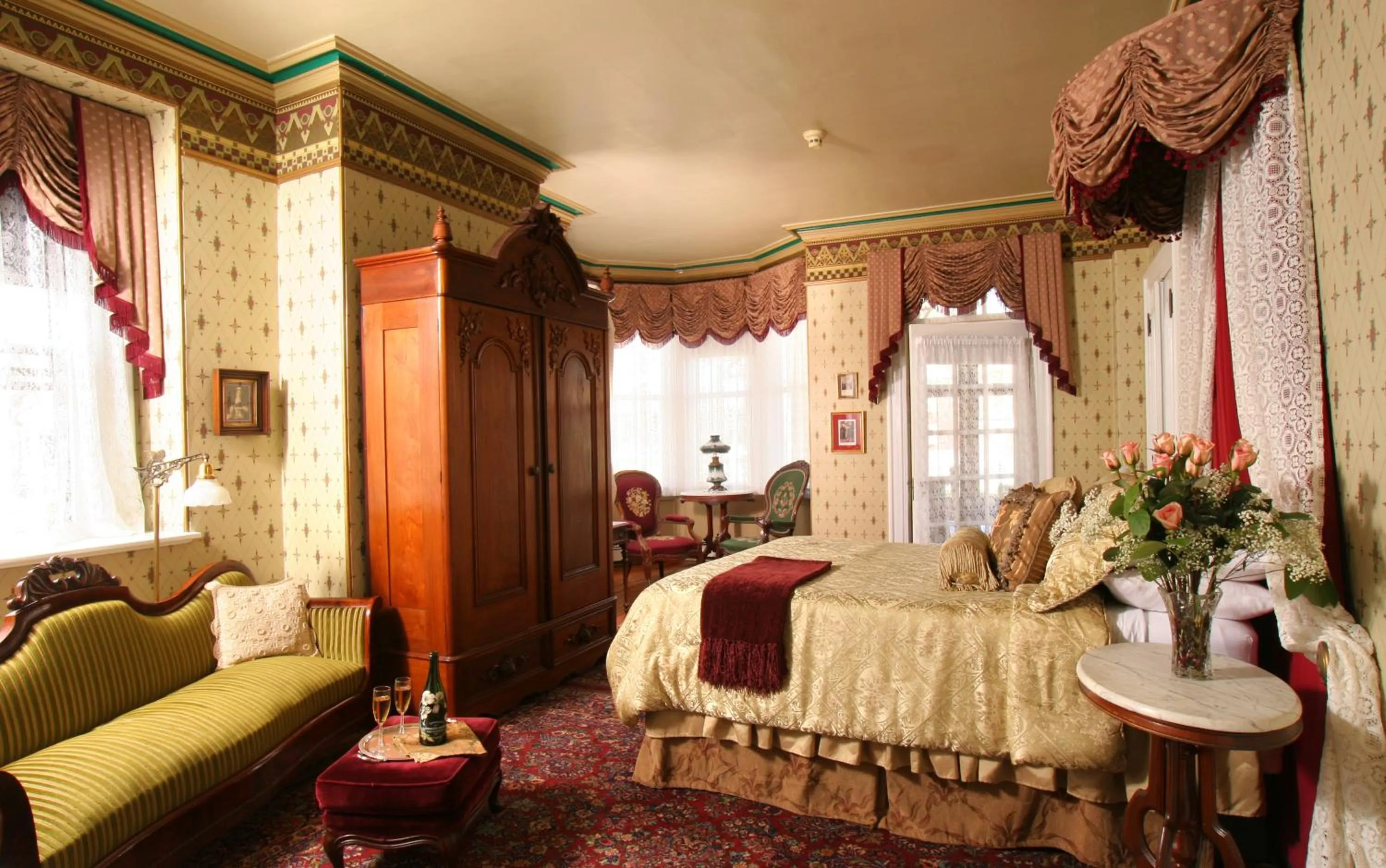 Photo of the whole room, Bed in The Queen Victoria