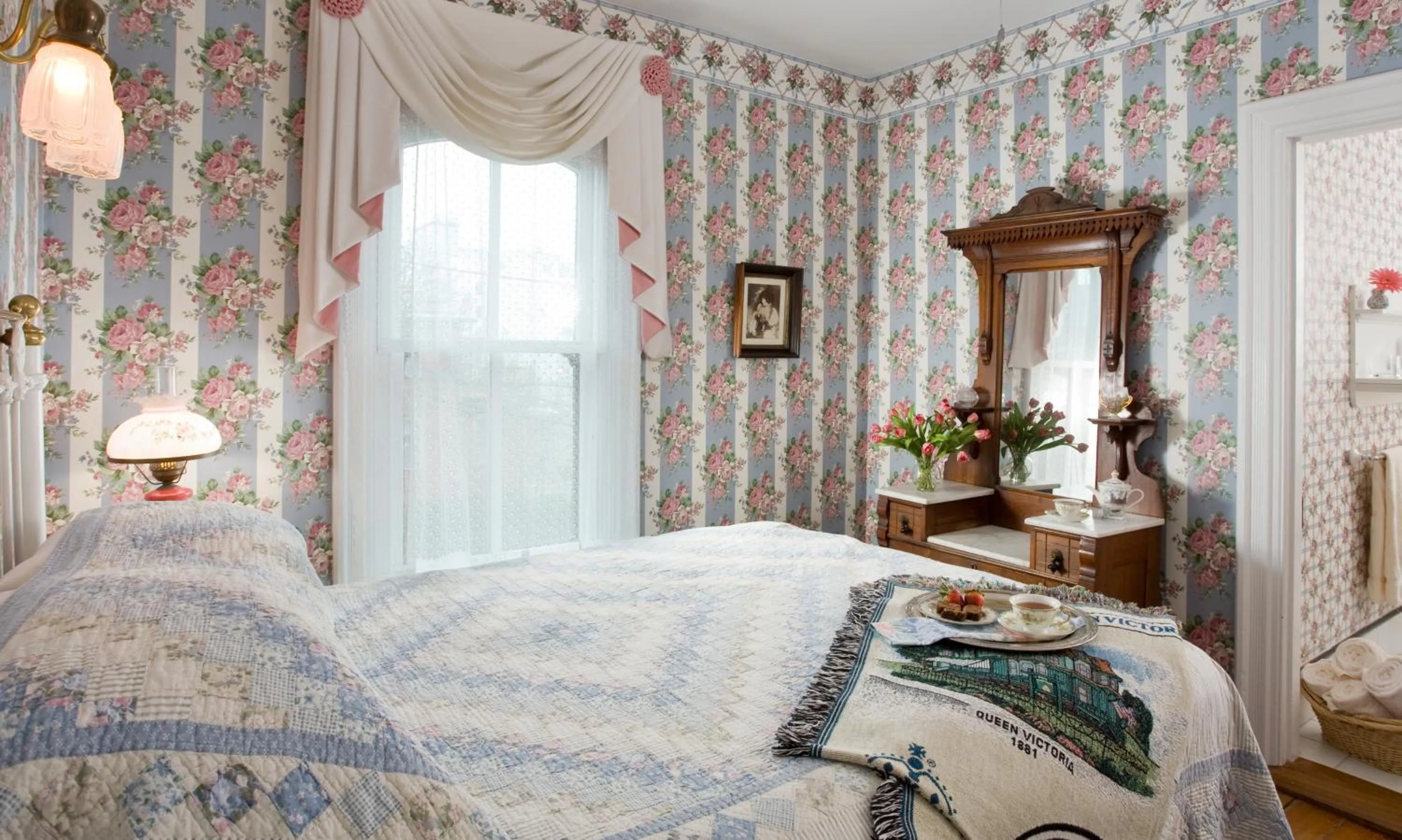 Photo of the whole room, Bed in The Queen Victoria