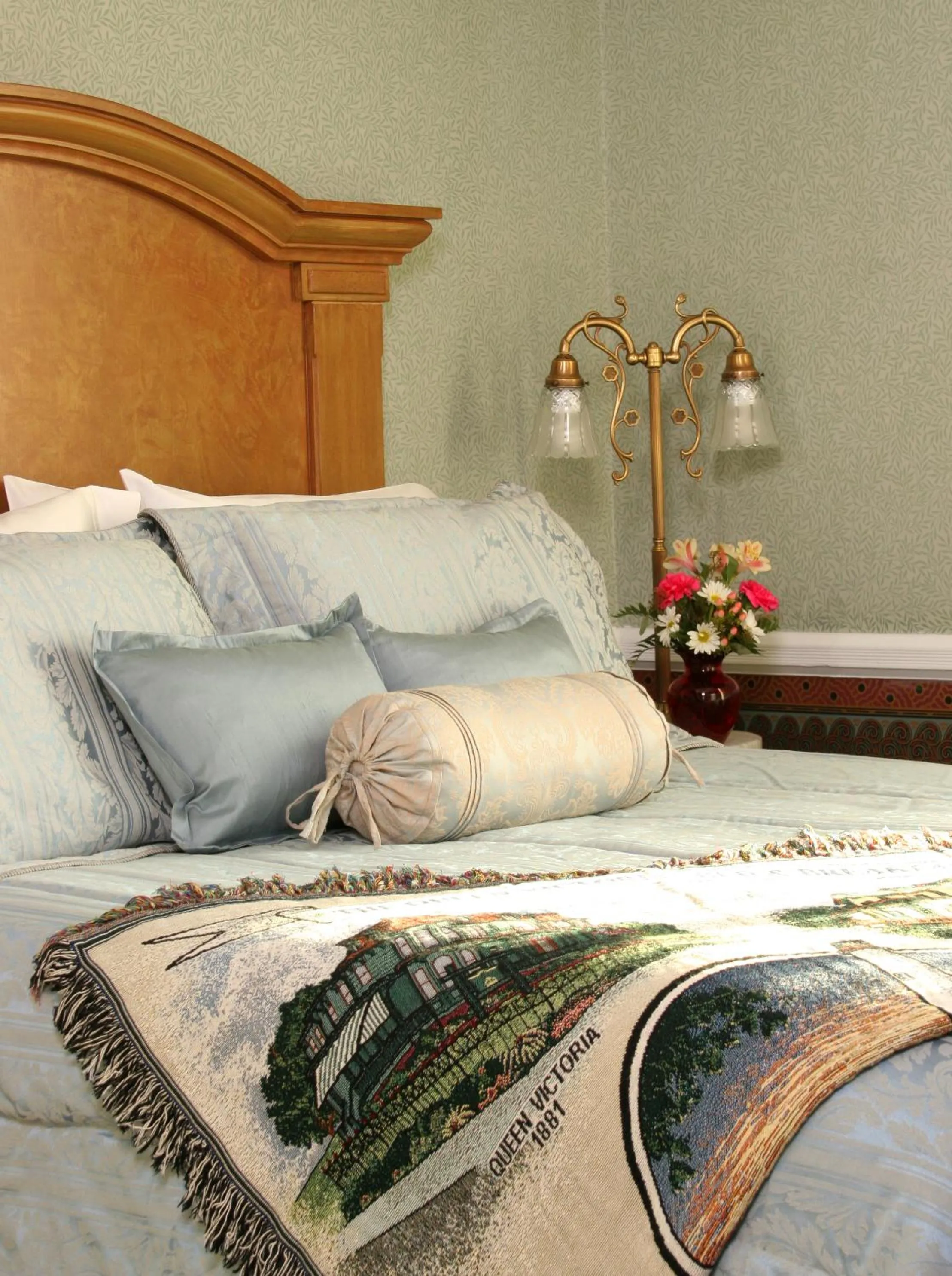 Photo of the whole room, Bed in The Queen Victoria