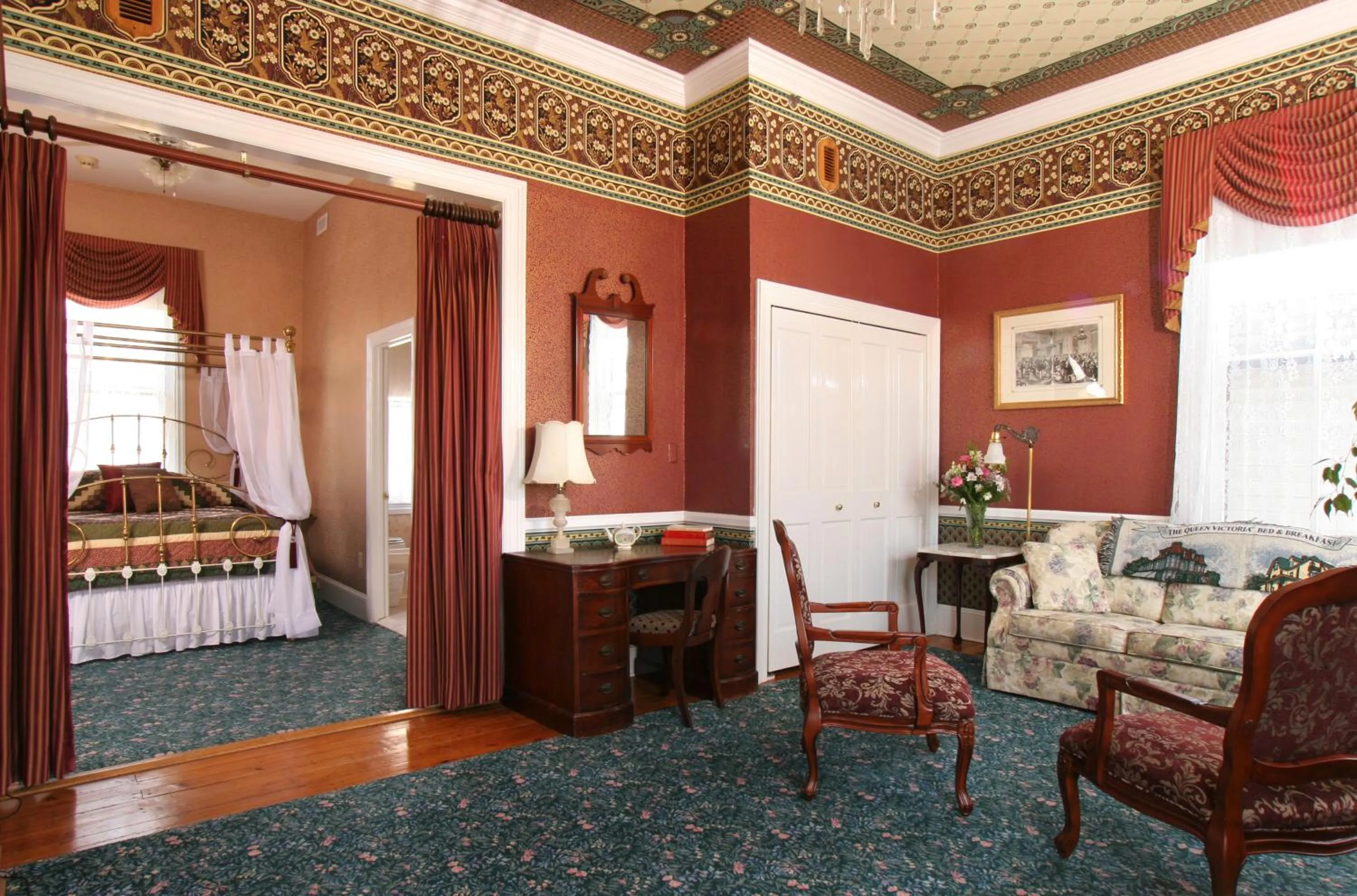 Photo of the whole room, Bed in The Queen Victoria