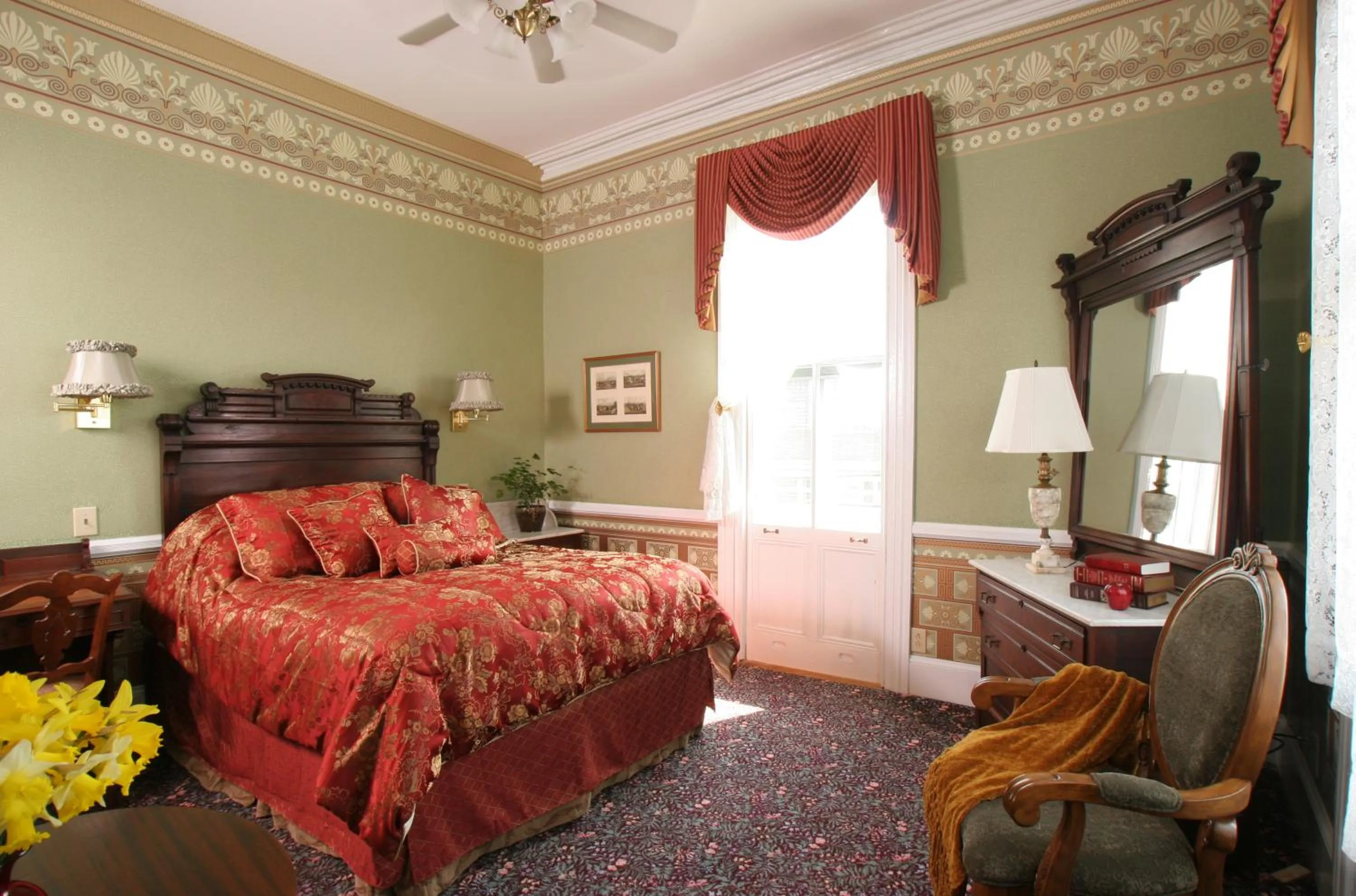 Photo of the whole room, Bed in The Queen Victoria