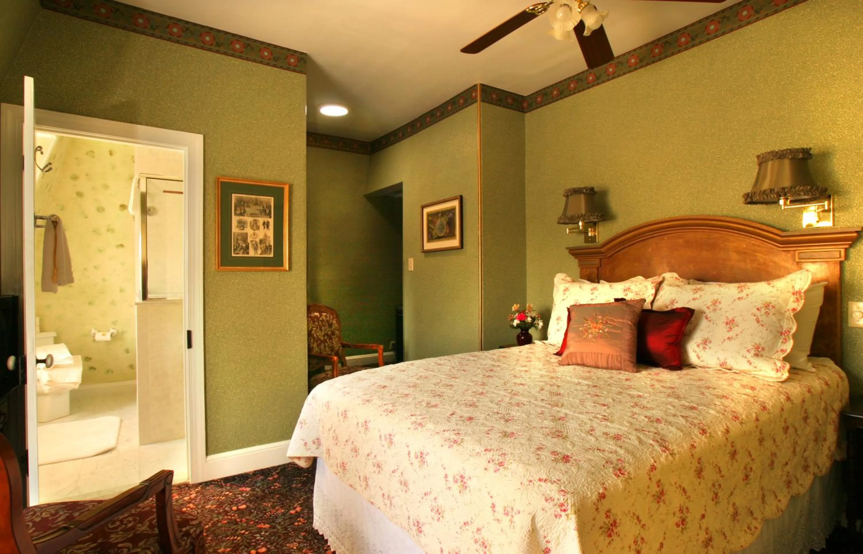 Photo of the whole room, Bed in The Queen Victoria